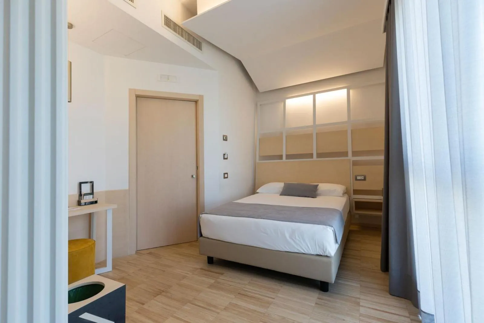 Photo of the whole room, Bed in Hangar Hotel