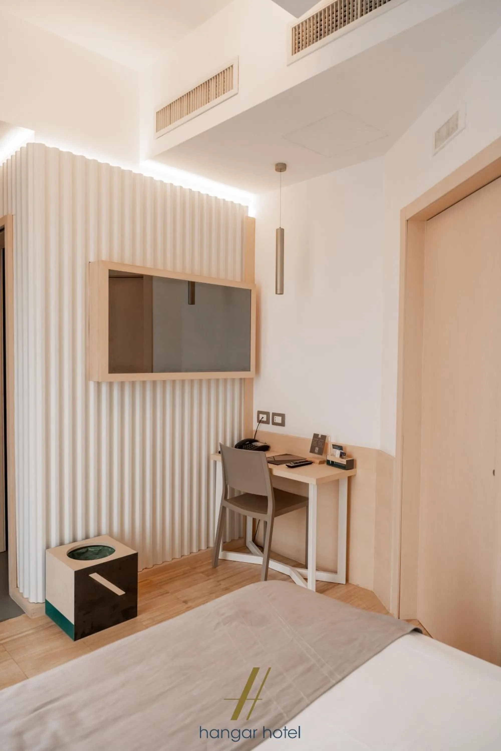 Photo of the whole room, Bed in Hangar Hotel