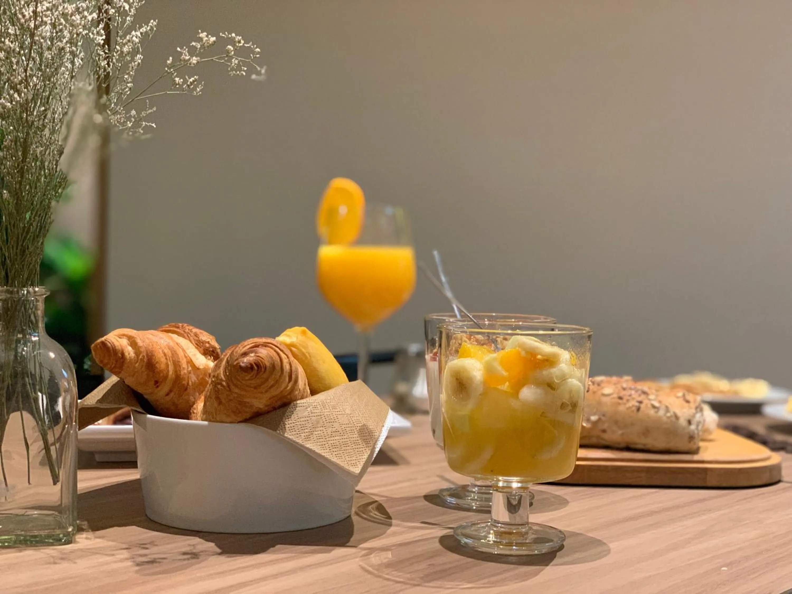 American breakfast in Spot Apartments