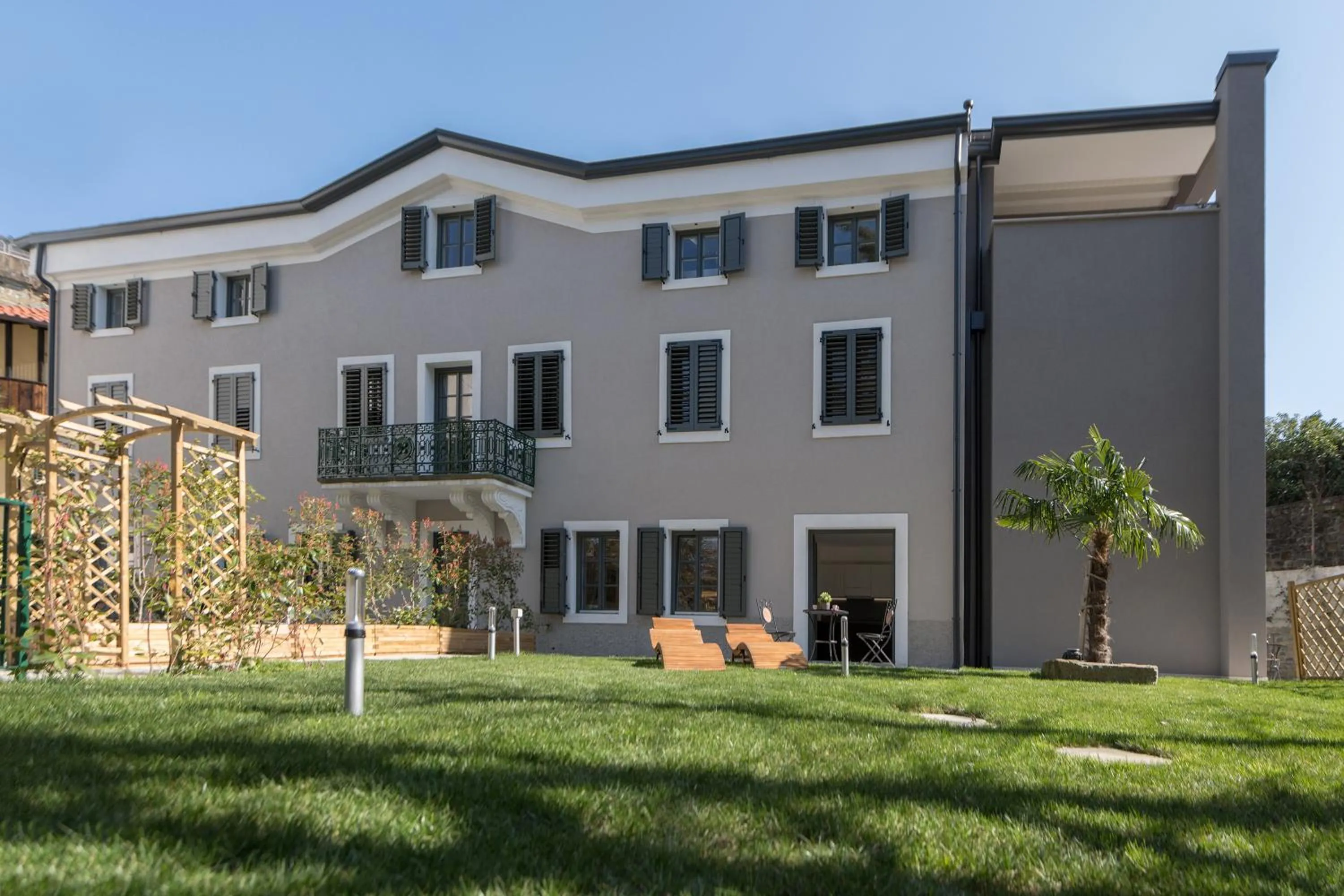 Property building in Residence La Torre con private park