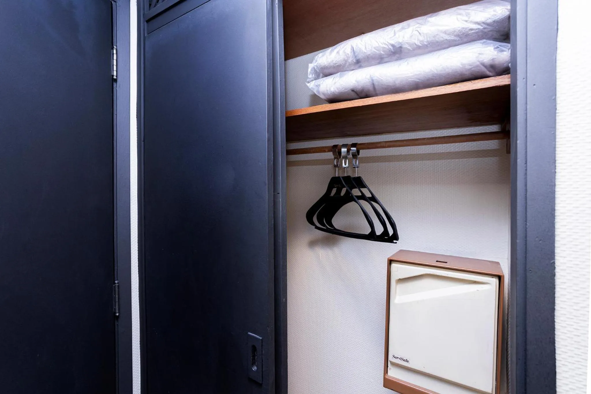 wardrobe in Nikkey Palace Hotel