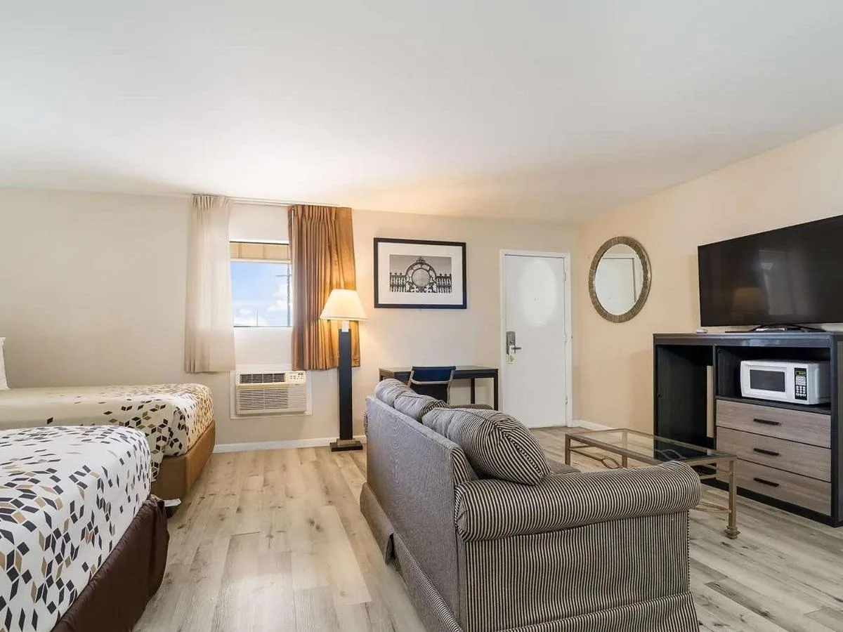 Photo of the whole room, Bed in Americas Best Value Inn Refugio