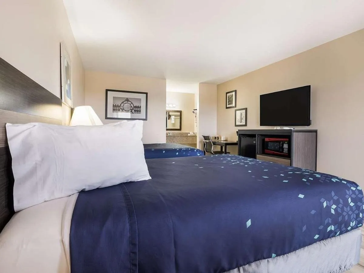 Bedroom, Bed in Americas Best Value Inn Refugio