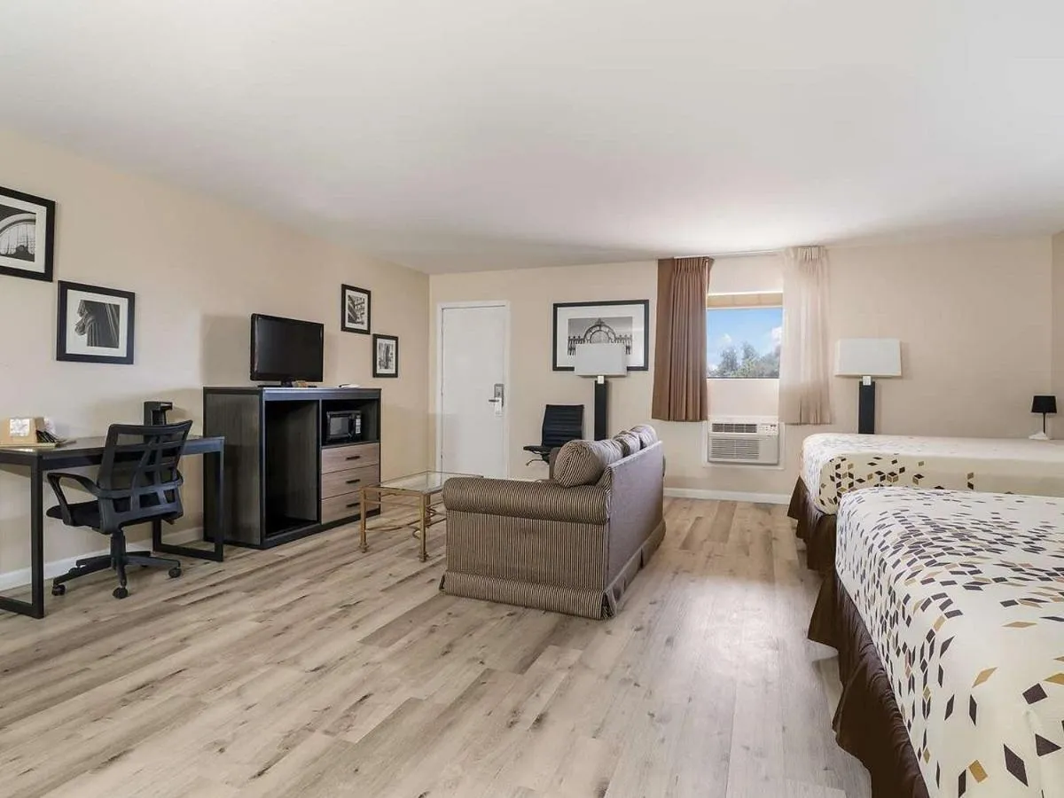 Bedroom, Bed in Americas Best Value Inn Refugio