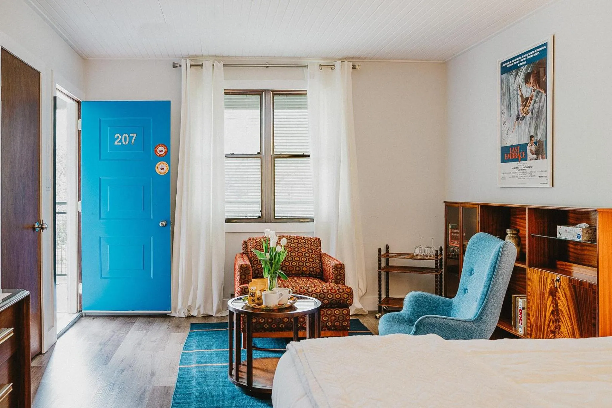 Seating area, Bed in The Kent Motel