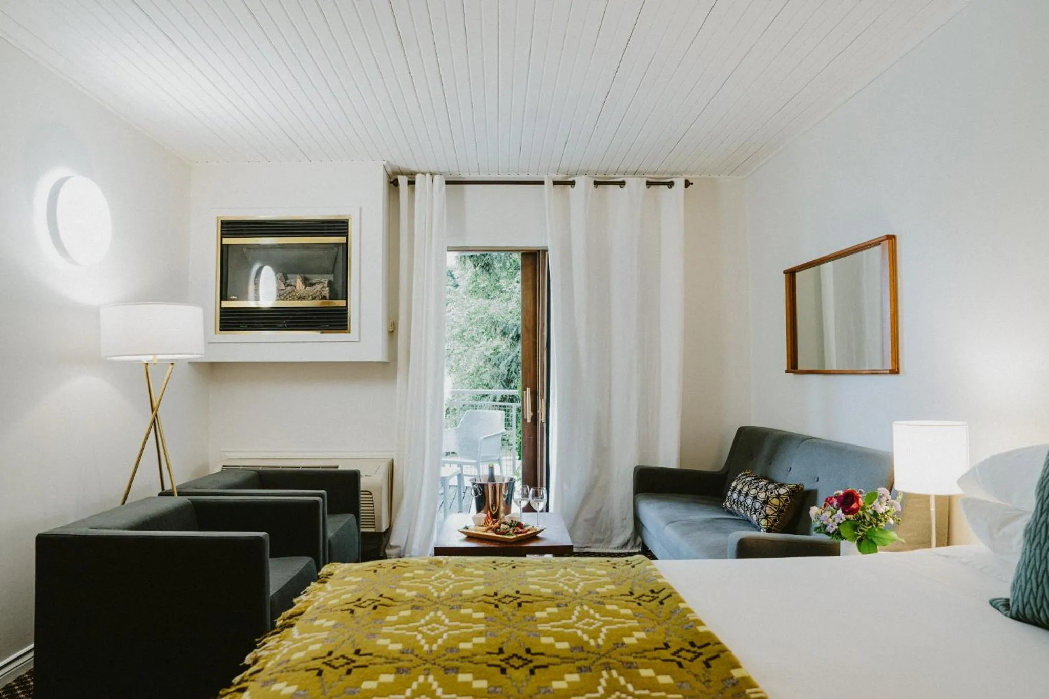 Seating area, Bed in The Kent Motel