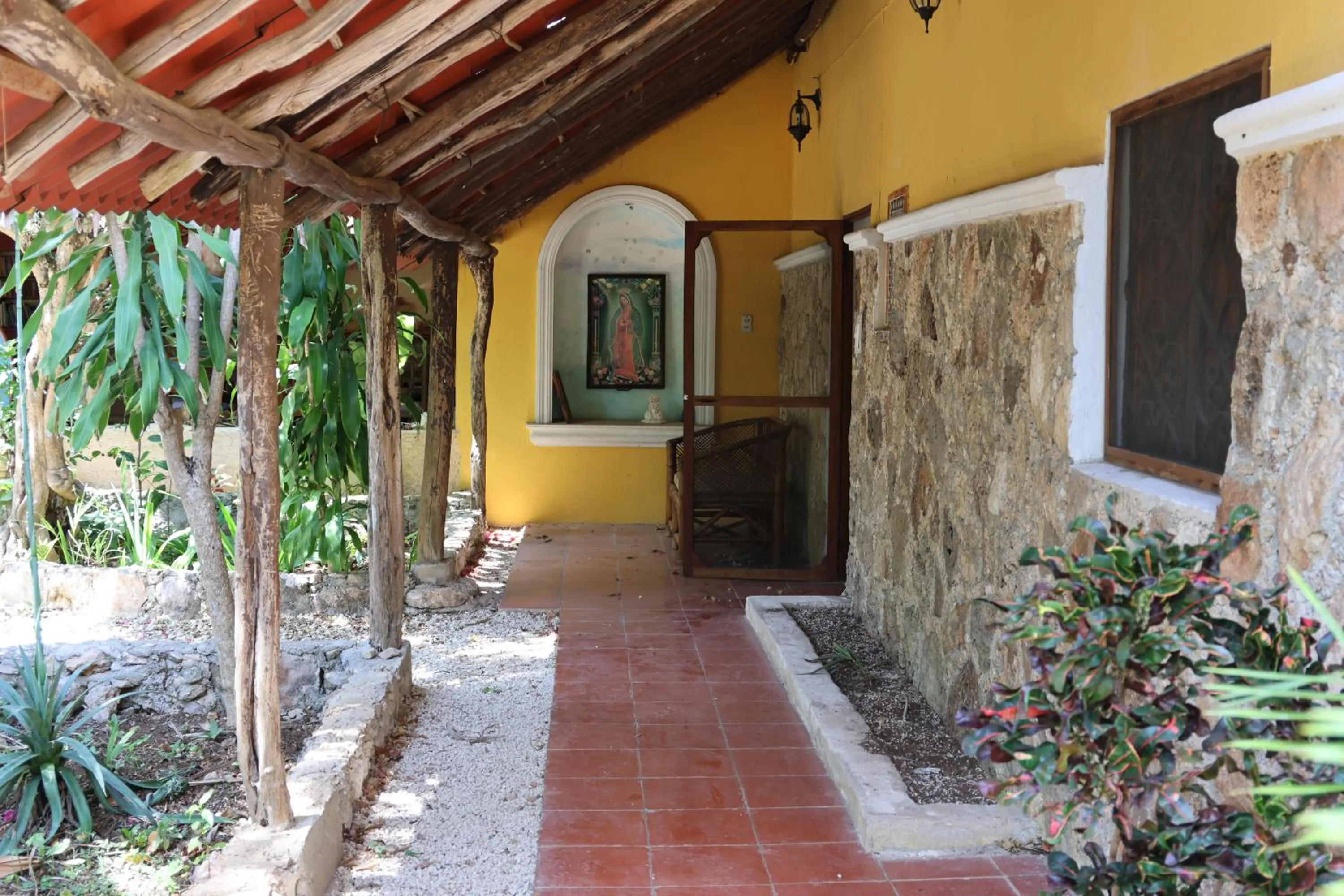 Budget Double Room in Gardenhotel Macan Ché B&B