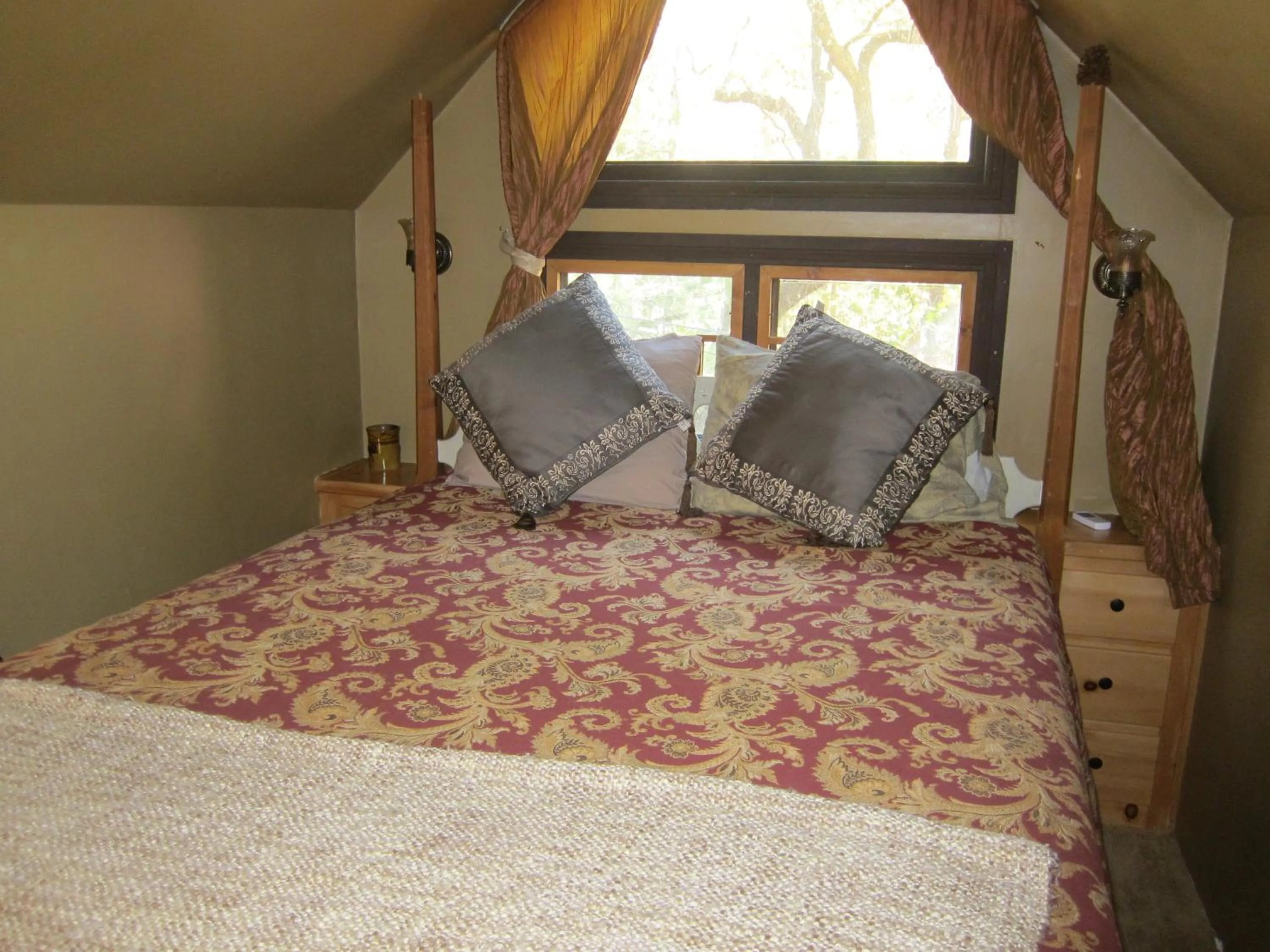 Bed in Always Inn Idyllwild Vacation Cottages