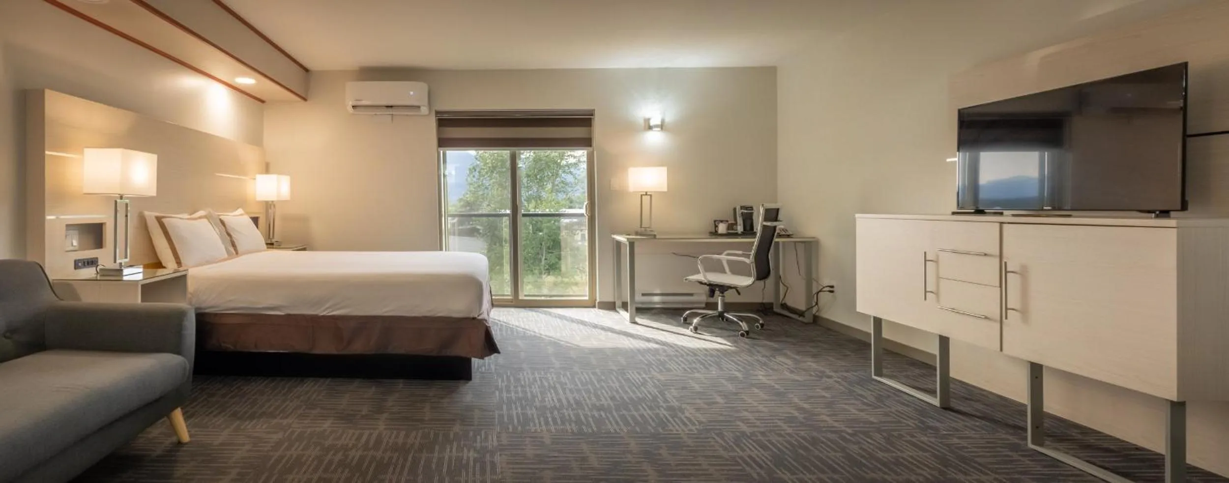 Bed in Quality Inn Sunshine Suites