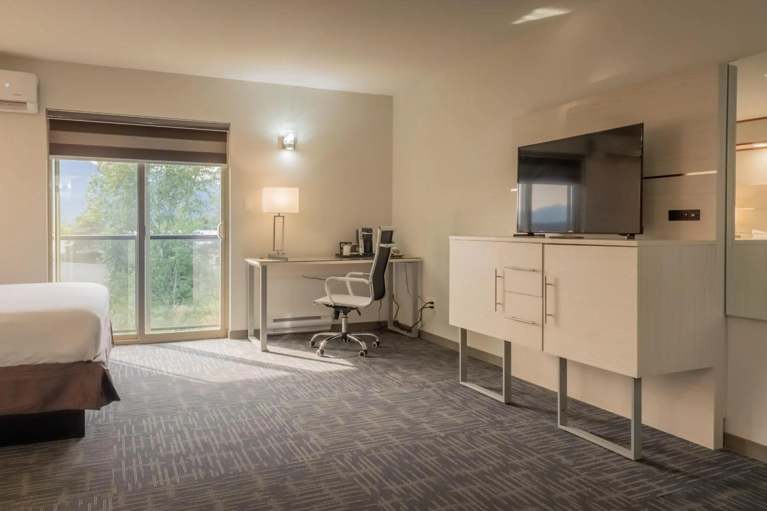 Bed in Quality Inn Sunshine Suites