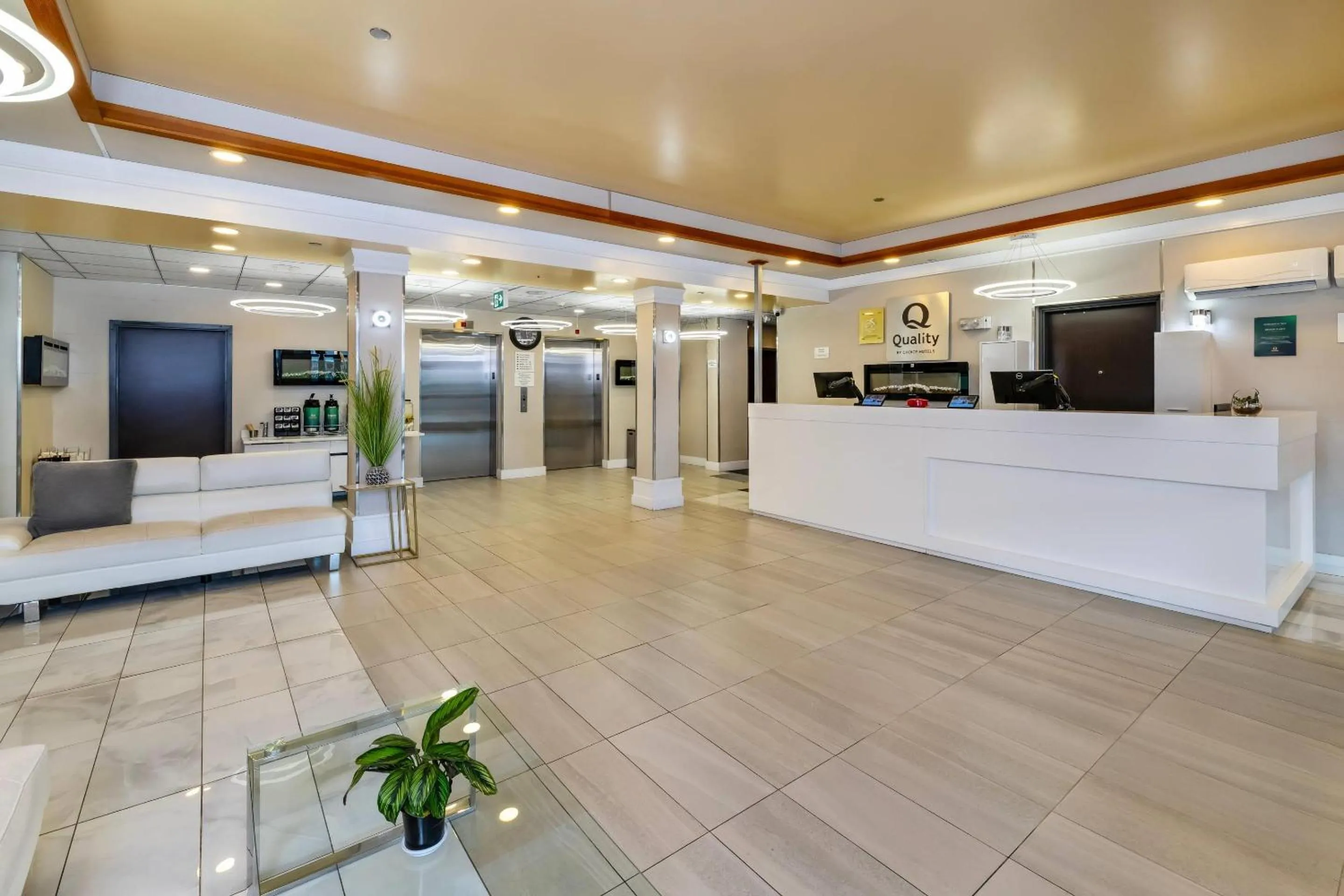 Lobby or reception in Quality Inn Sunshine Suites