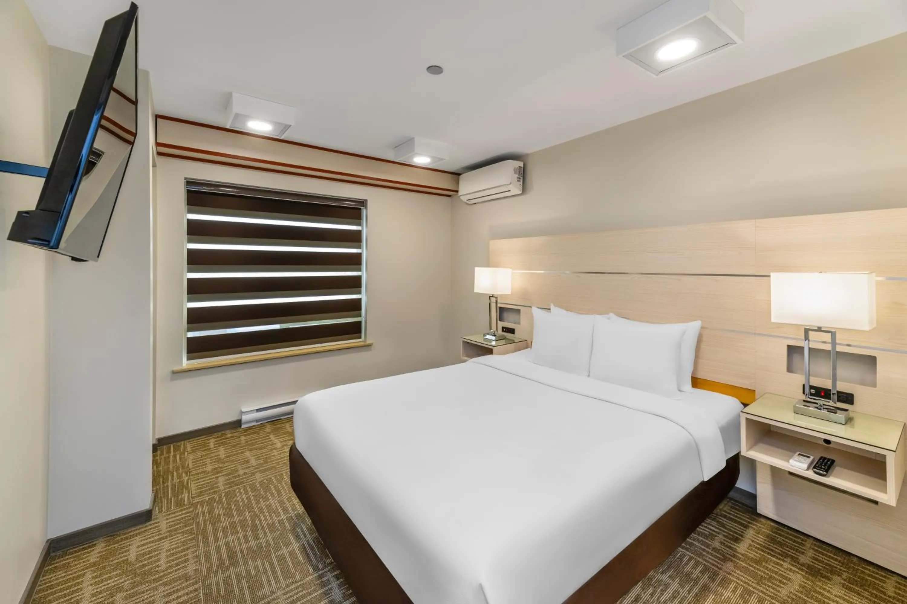 Bed in Quality Inn Sunshine Suites