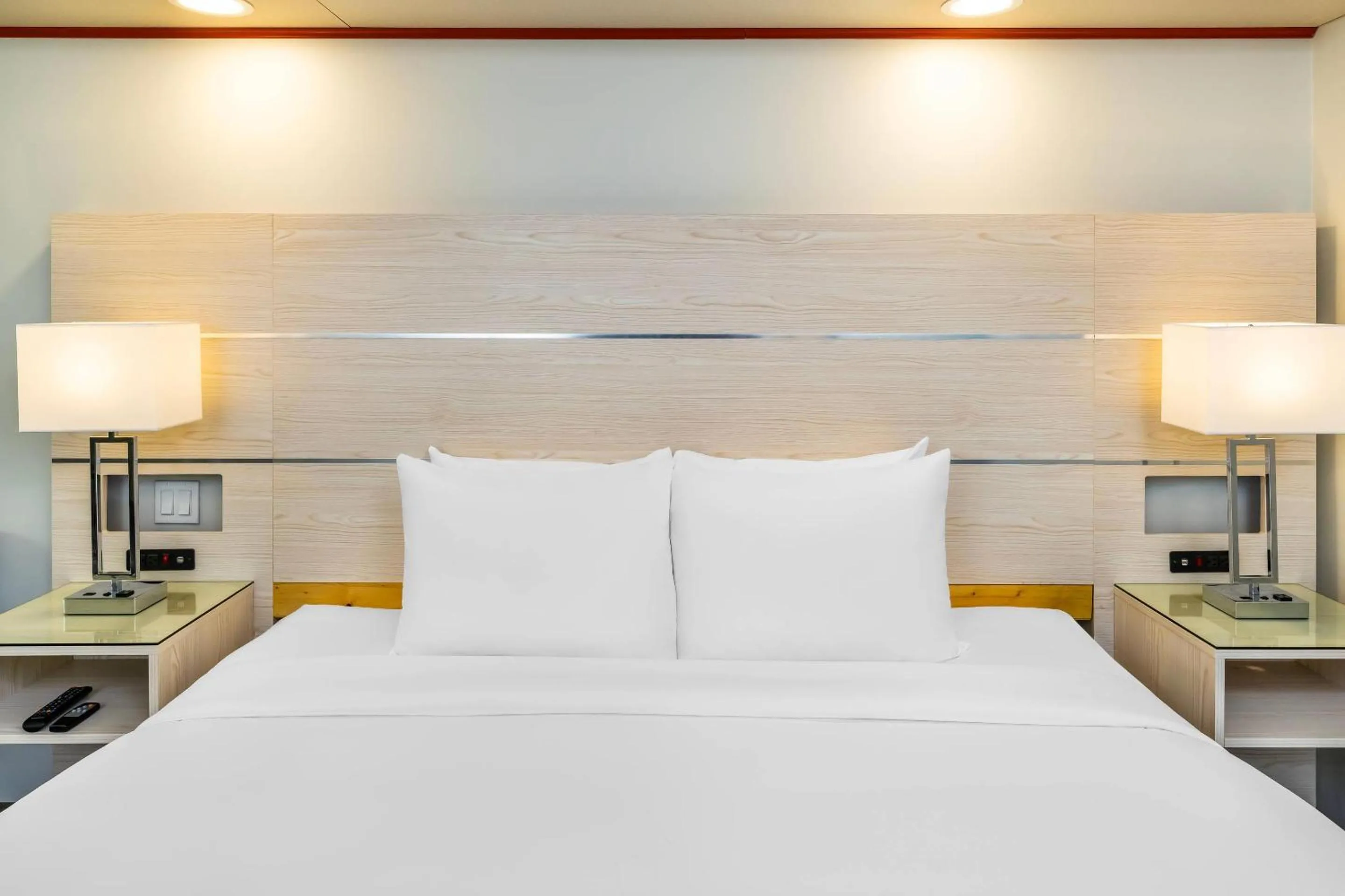 Bedroom, Bed in Quality Inn Sunshine Suites