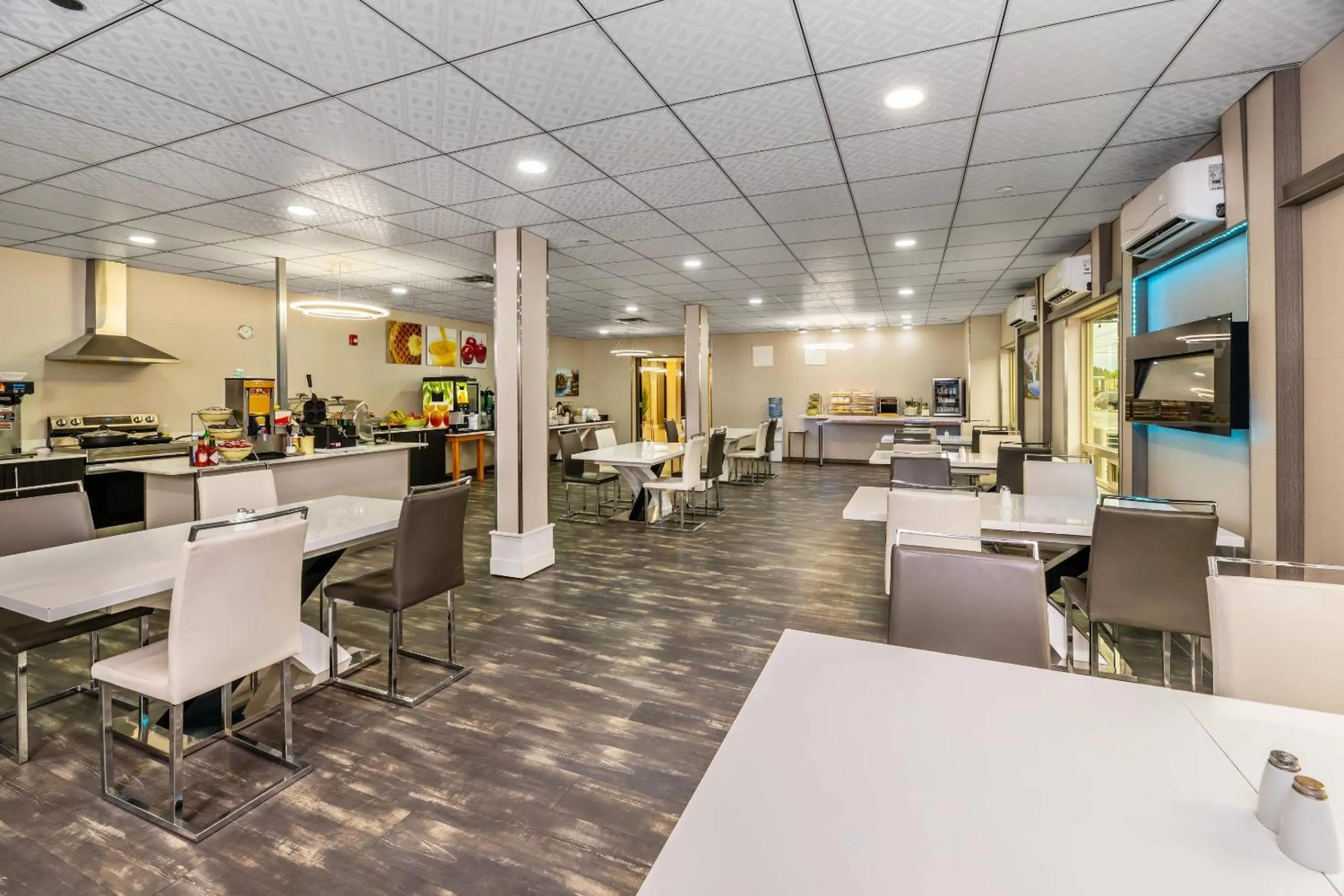 Breakfast in Quality Inn Sunshine Suites