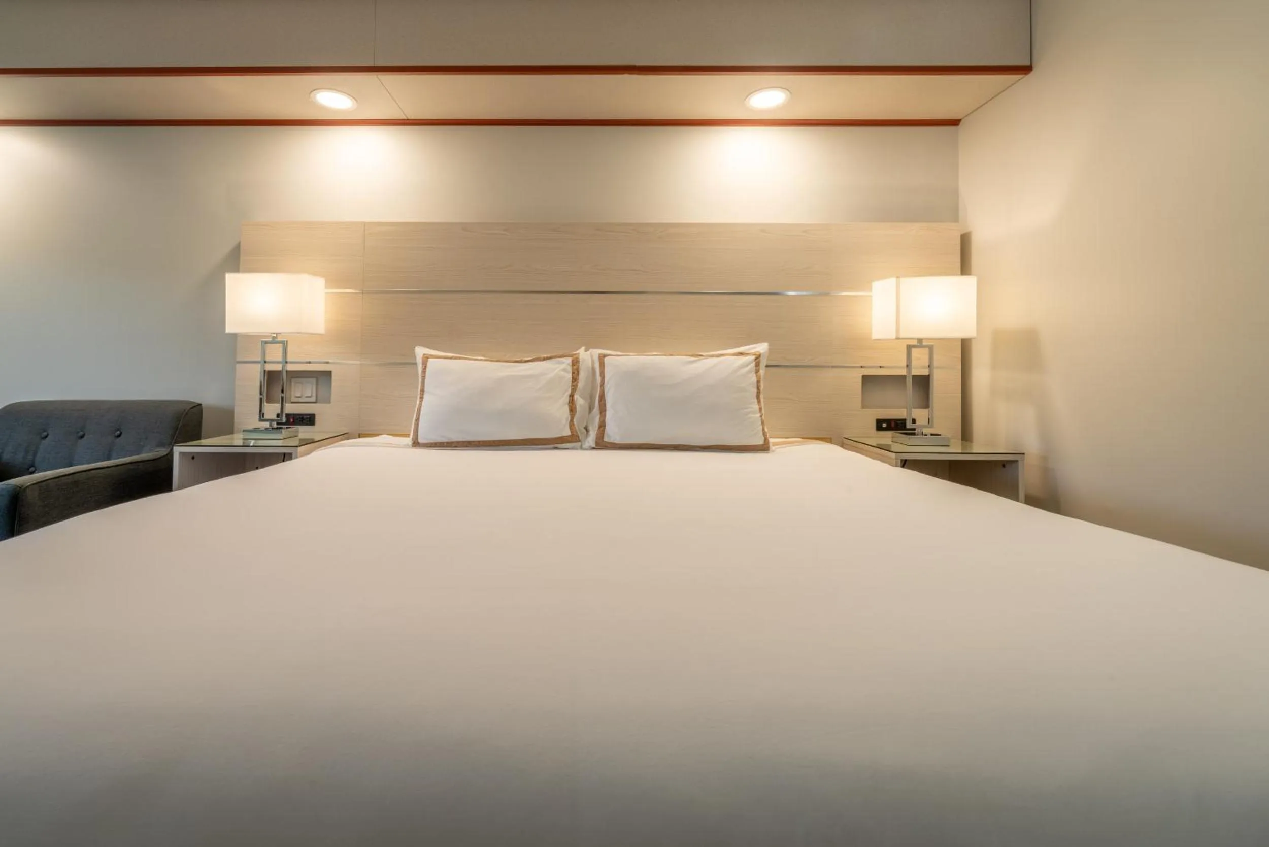 Bed in Quality Inn Sunshine Suites