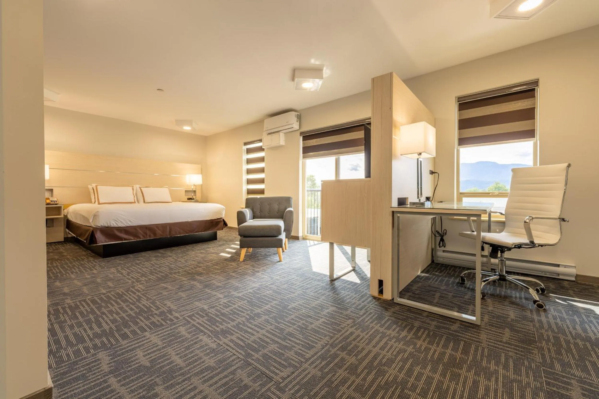 Photo of the whole room, Bed in Quality Inn Sunshine Suites