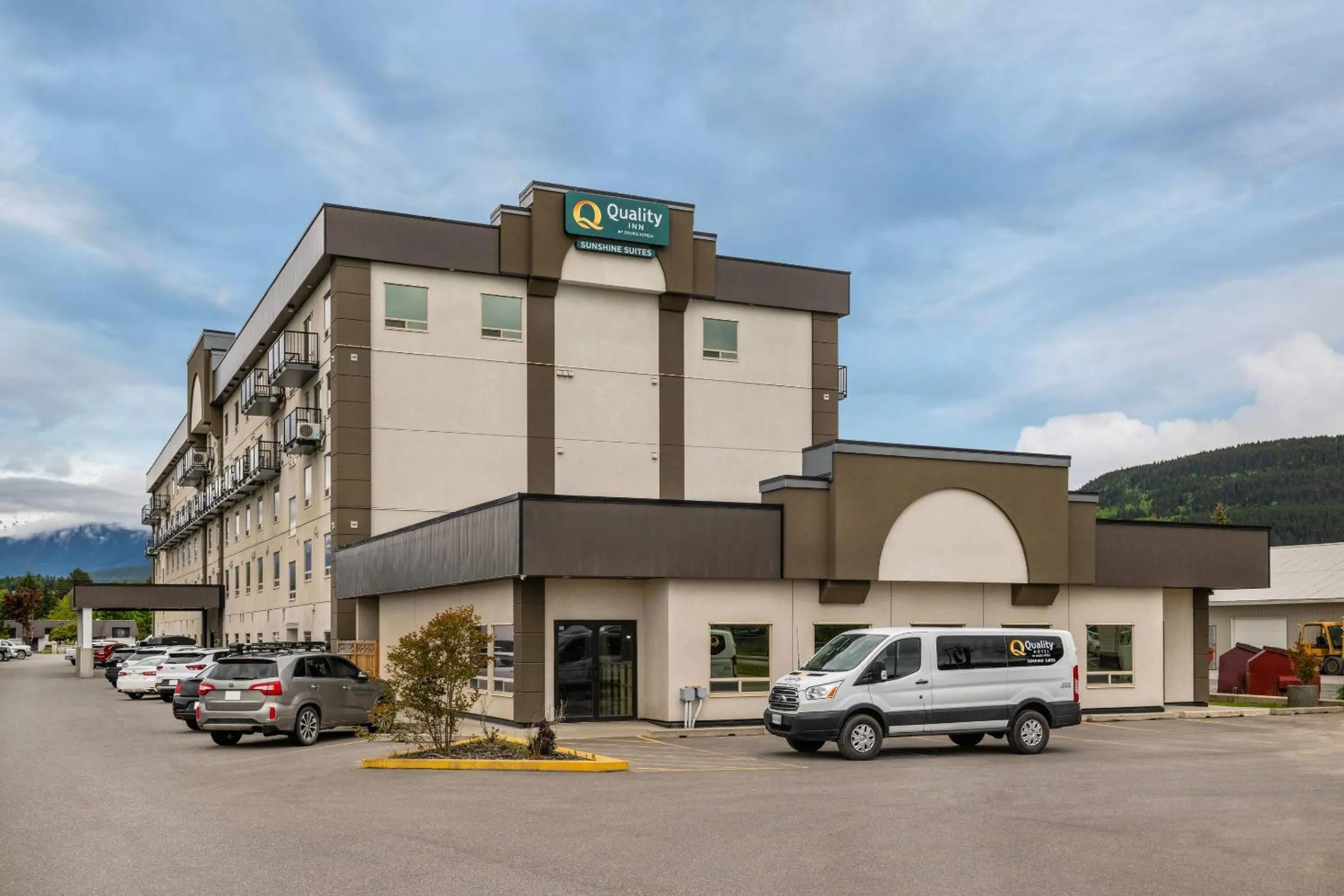 Property building in Quality Inn Sunshine Suites