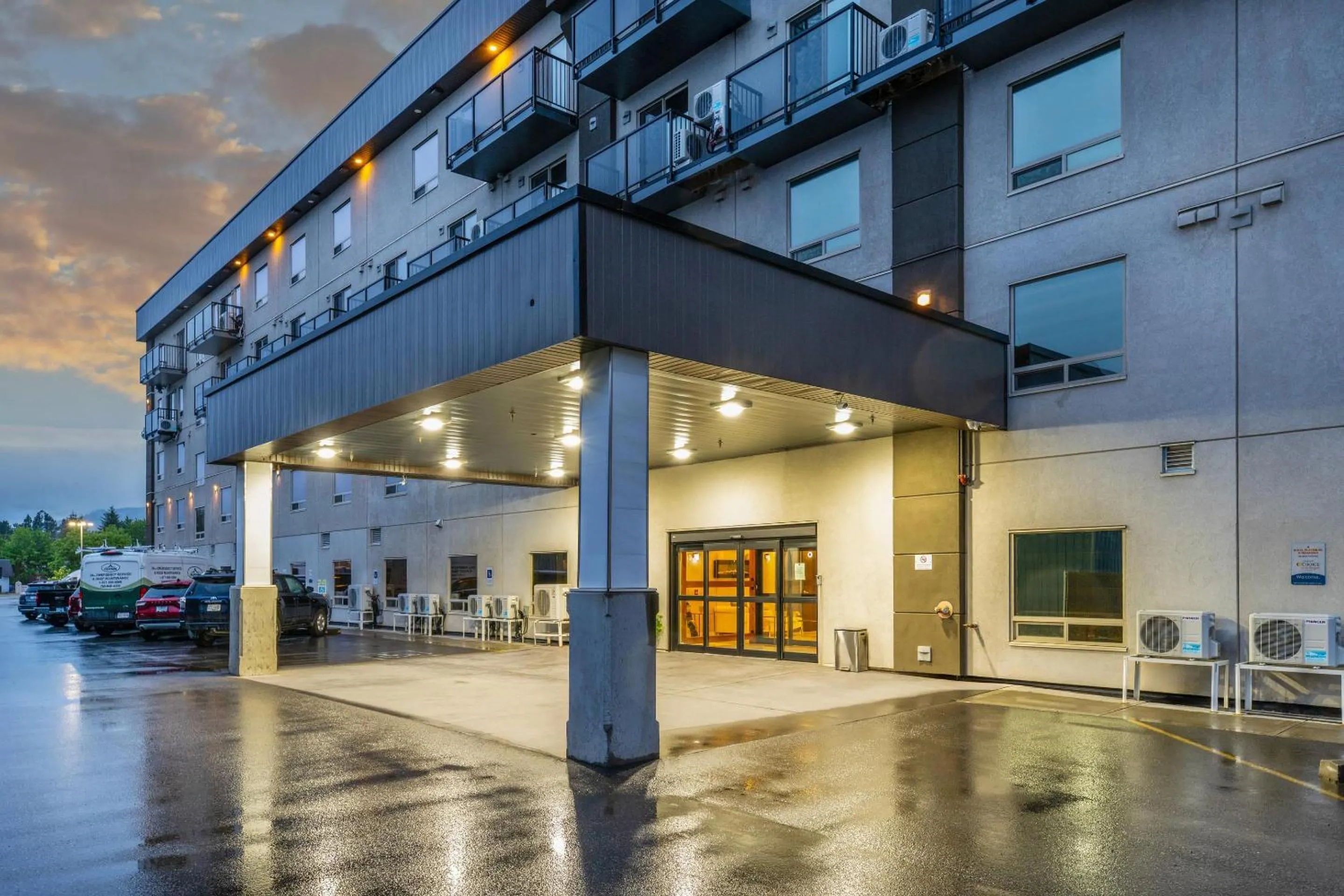 Property building in Quality Inn Sunshine Suites