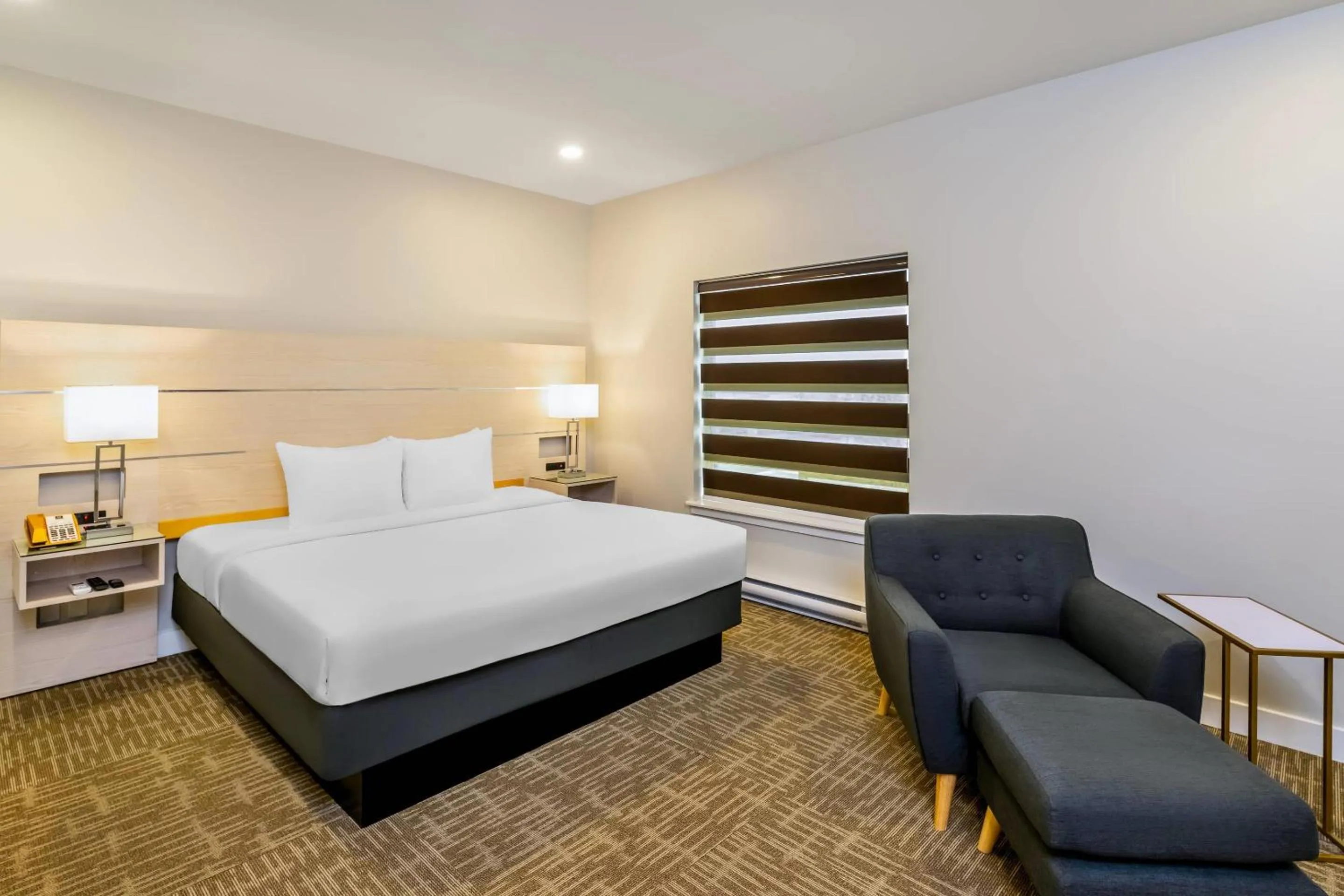 Bedroom, Bed in Quality Inn Sunshine Suites