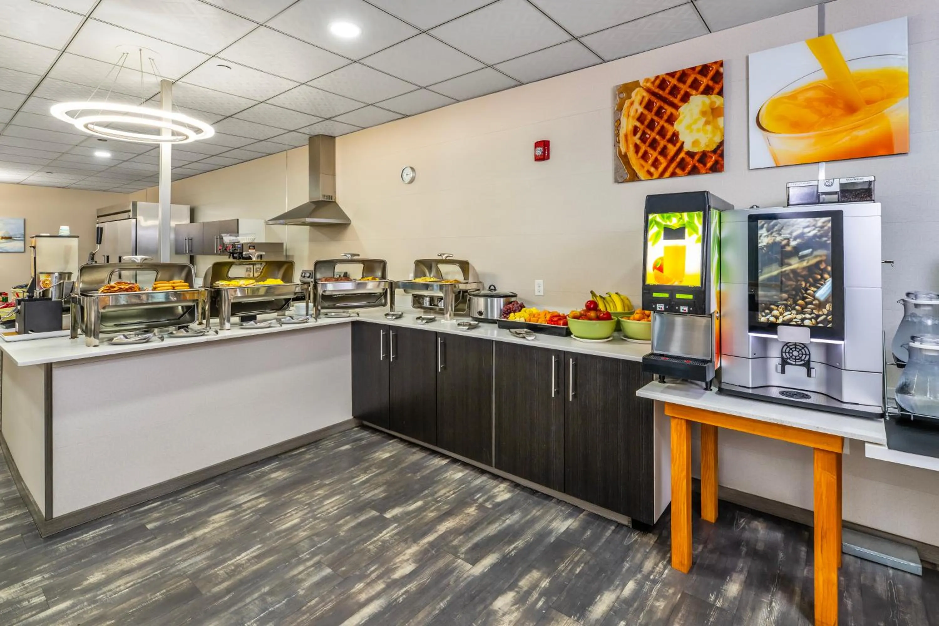 Breakfast in Quality Inn Sunshine Suites