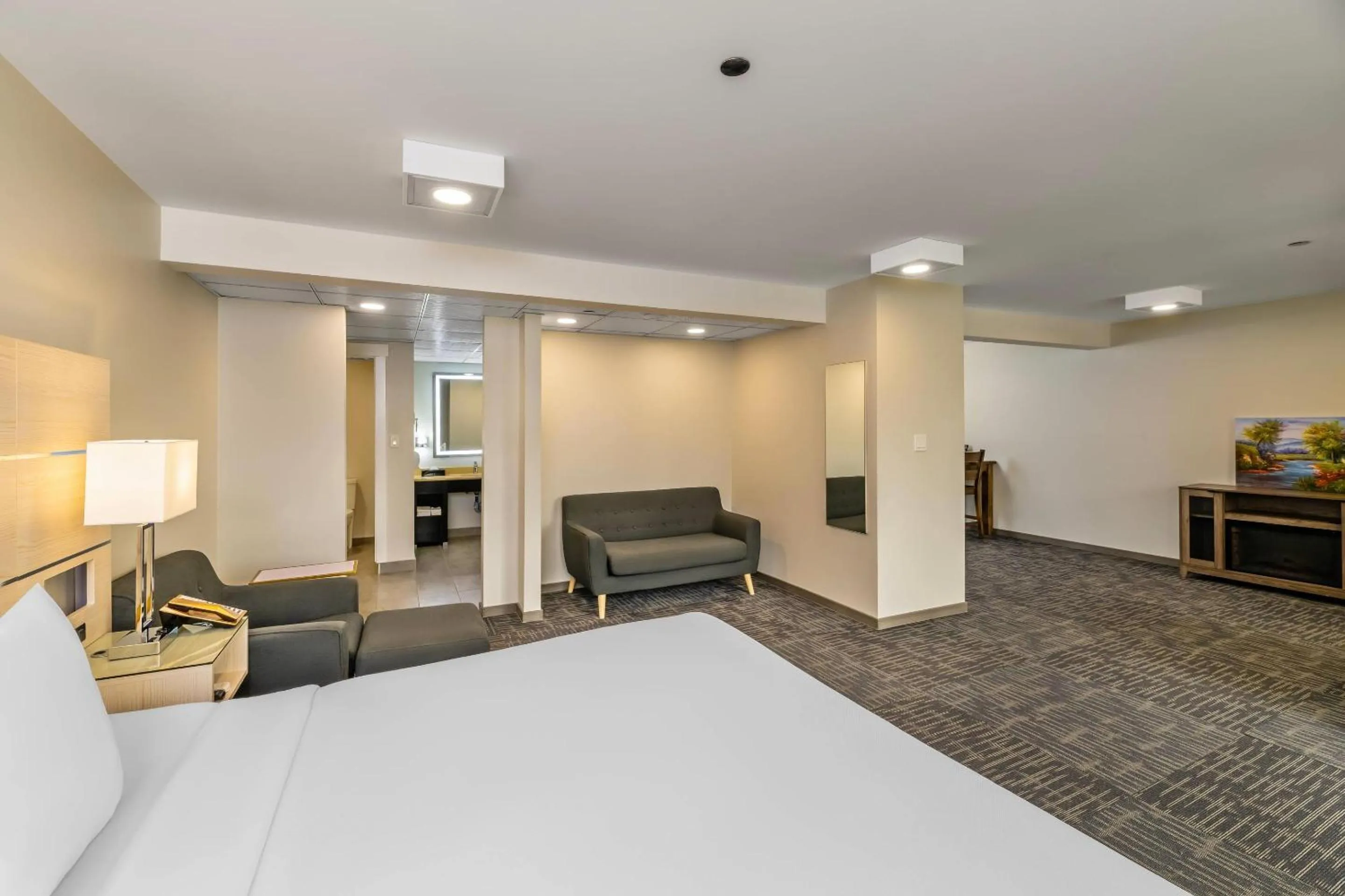 Bedroom, Bed in Quality Inn Sunshine Suites