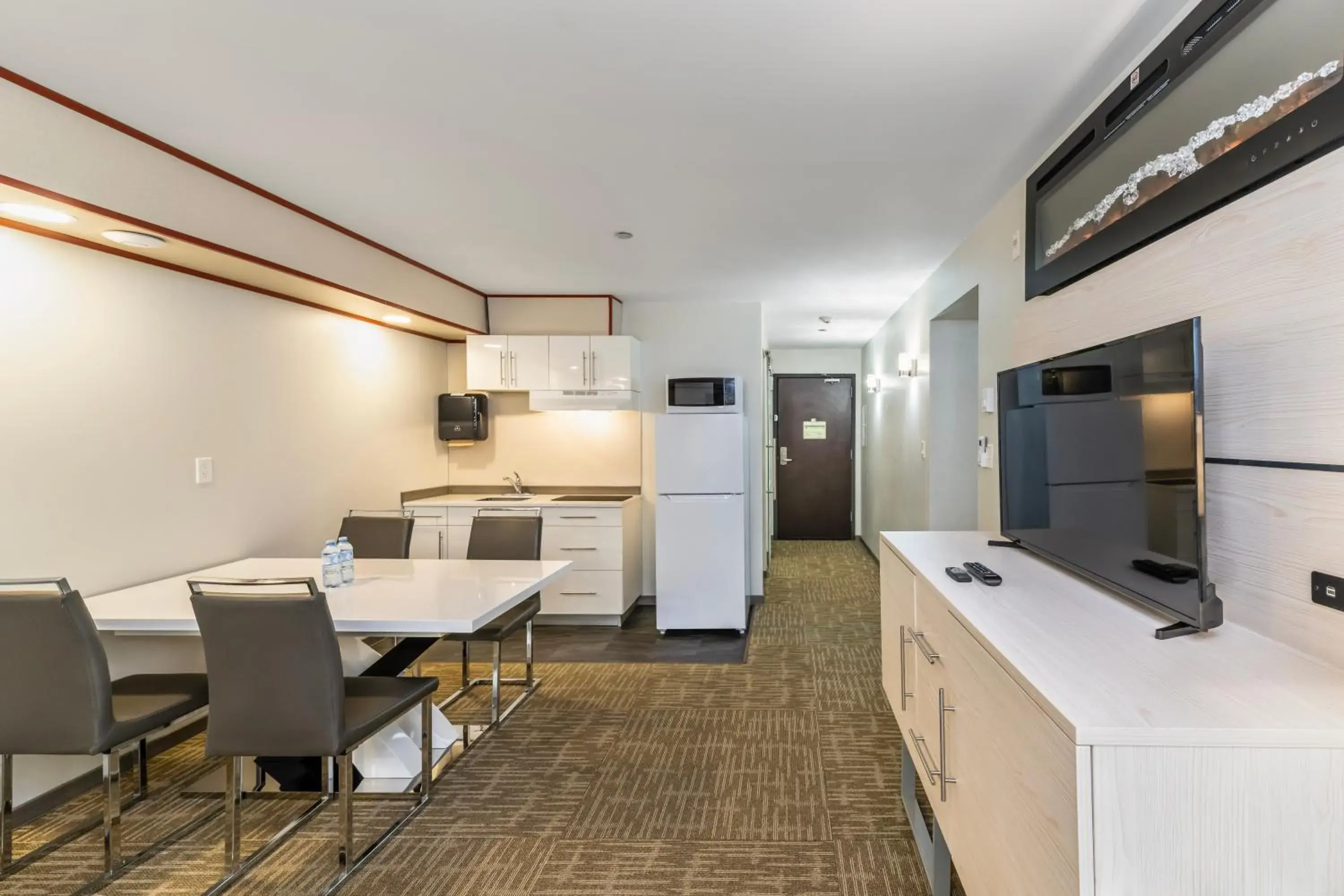 Efficiency Suite w/2 Queen Beds - Non Smoking in Quality Inn Sunshine Suites Efficiency Suite w/2 Queen Beds - Non Smoking in Quality Inn Sunshine Suites