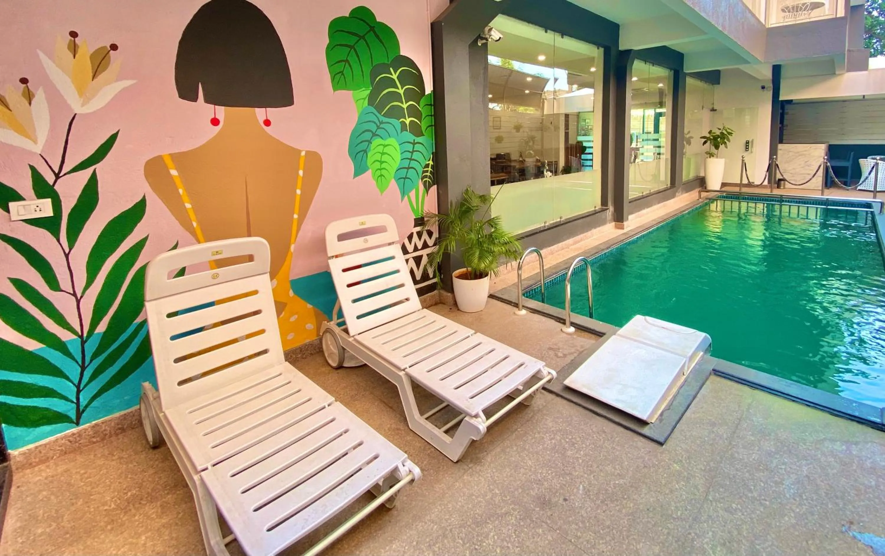 Swimming pool in Amigos Candolim Beach