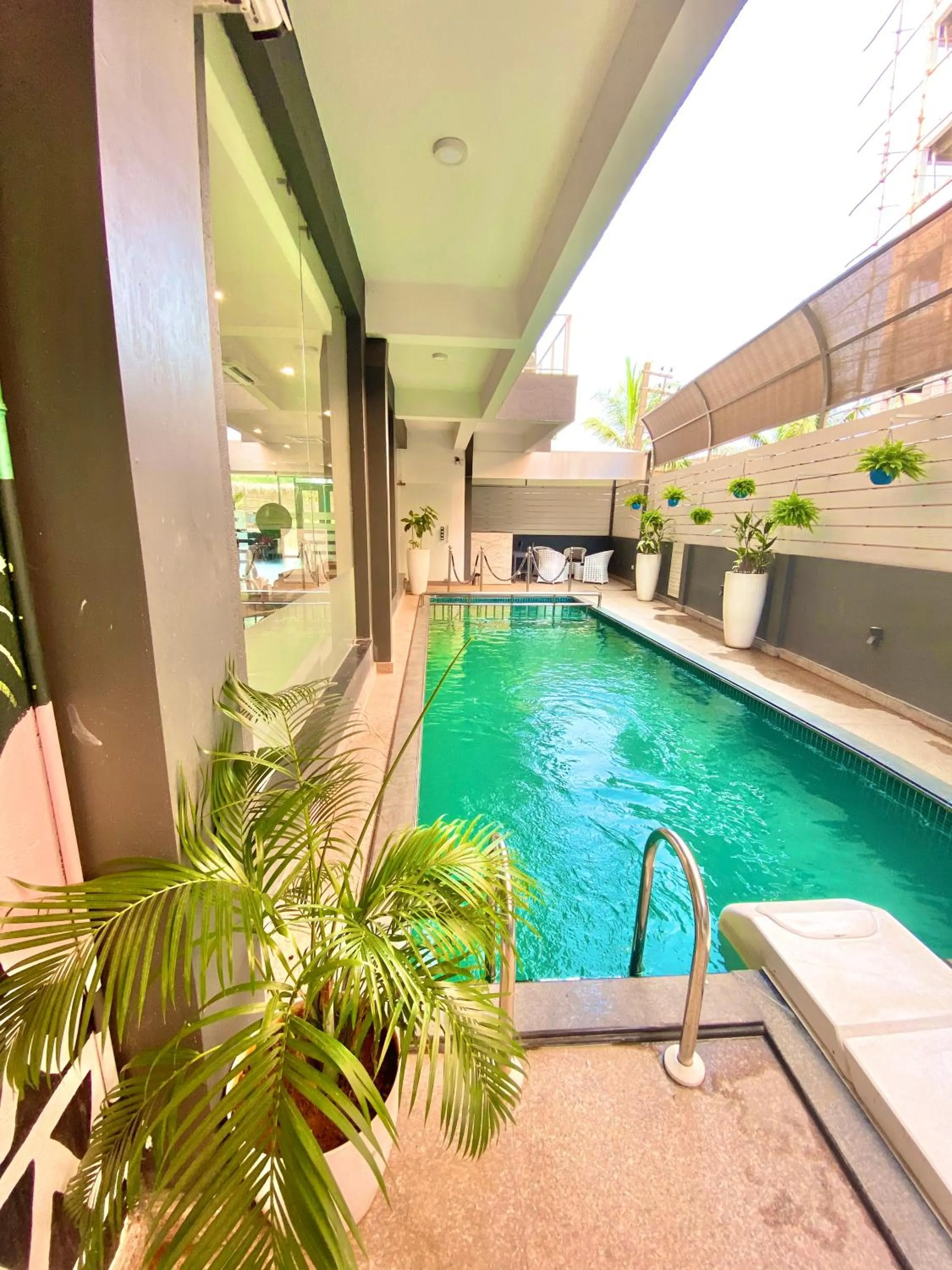 Swimming pool in Amigos Candolim Beach