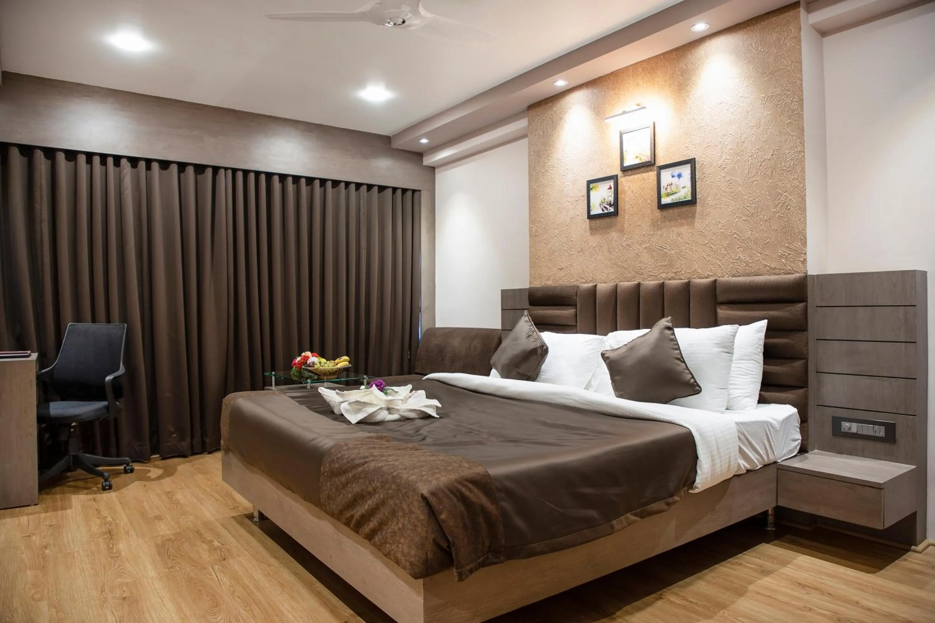 Bedroom, Bed in Hotel Rajmahal