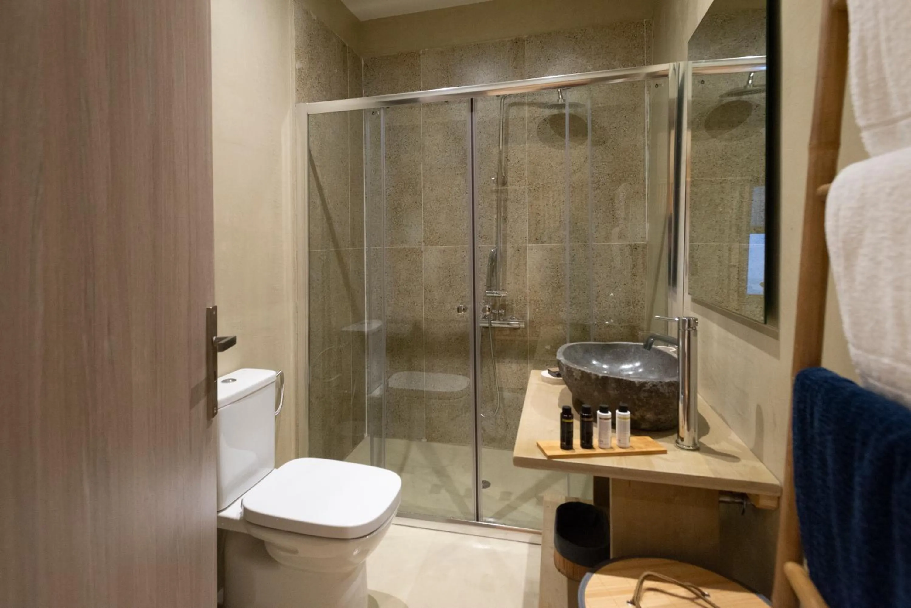 Toilet in Pylosea Luxury Lodge