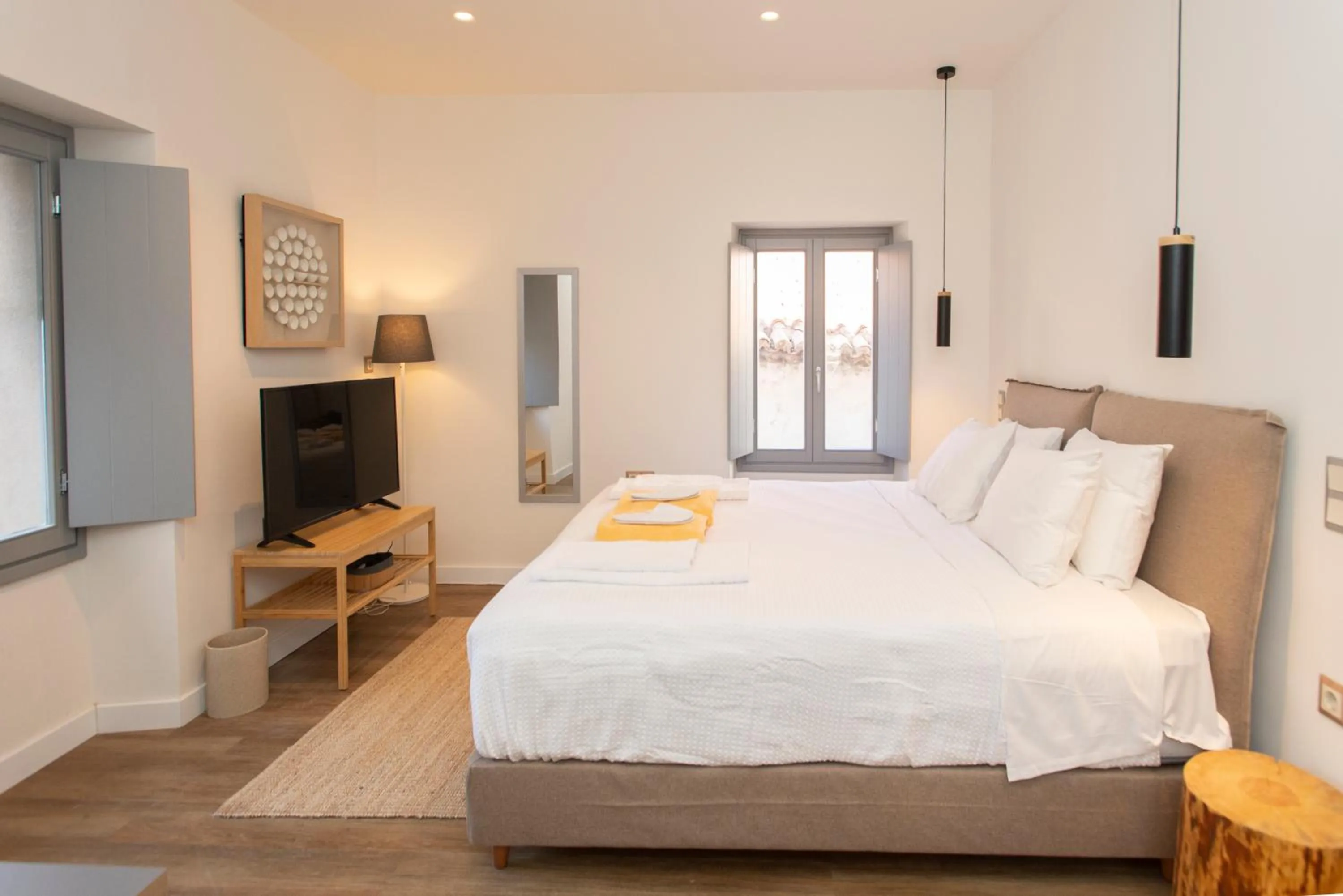 TV and multimedia, Bed in Pylosea Luxury Lodge