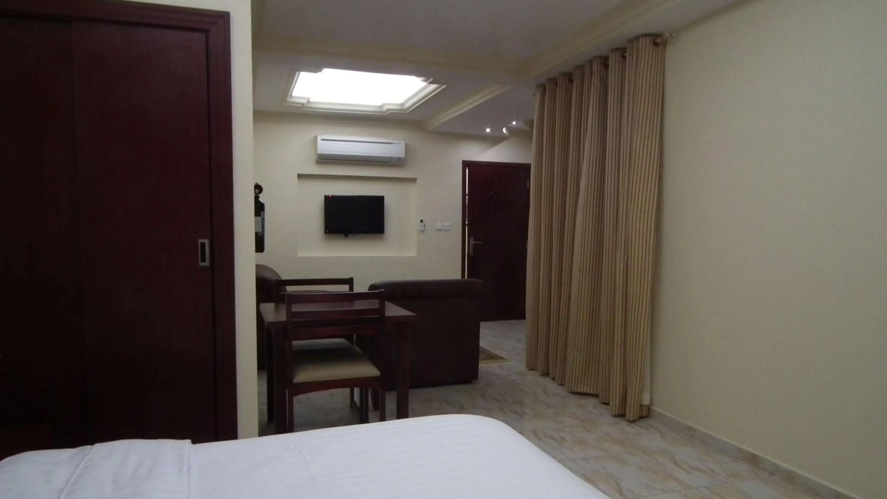 Bed in Al Ferdous Hotel Apartments