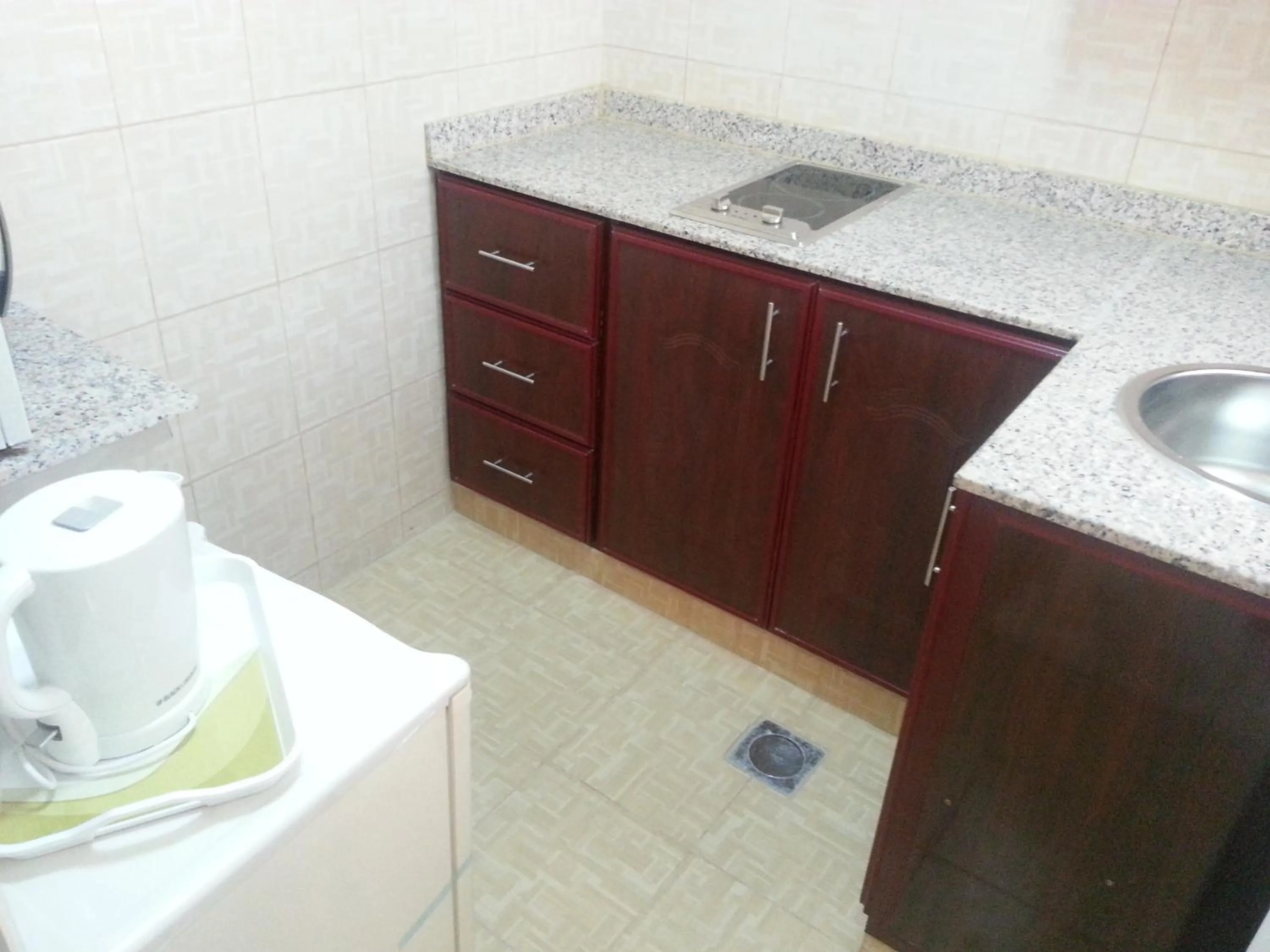 Kitchen or kitchenette in Al Ferdous Hotel Apartments