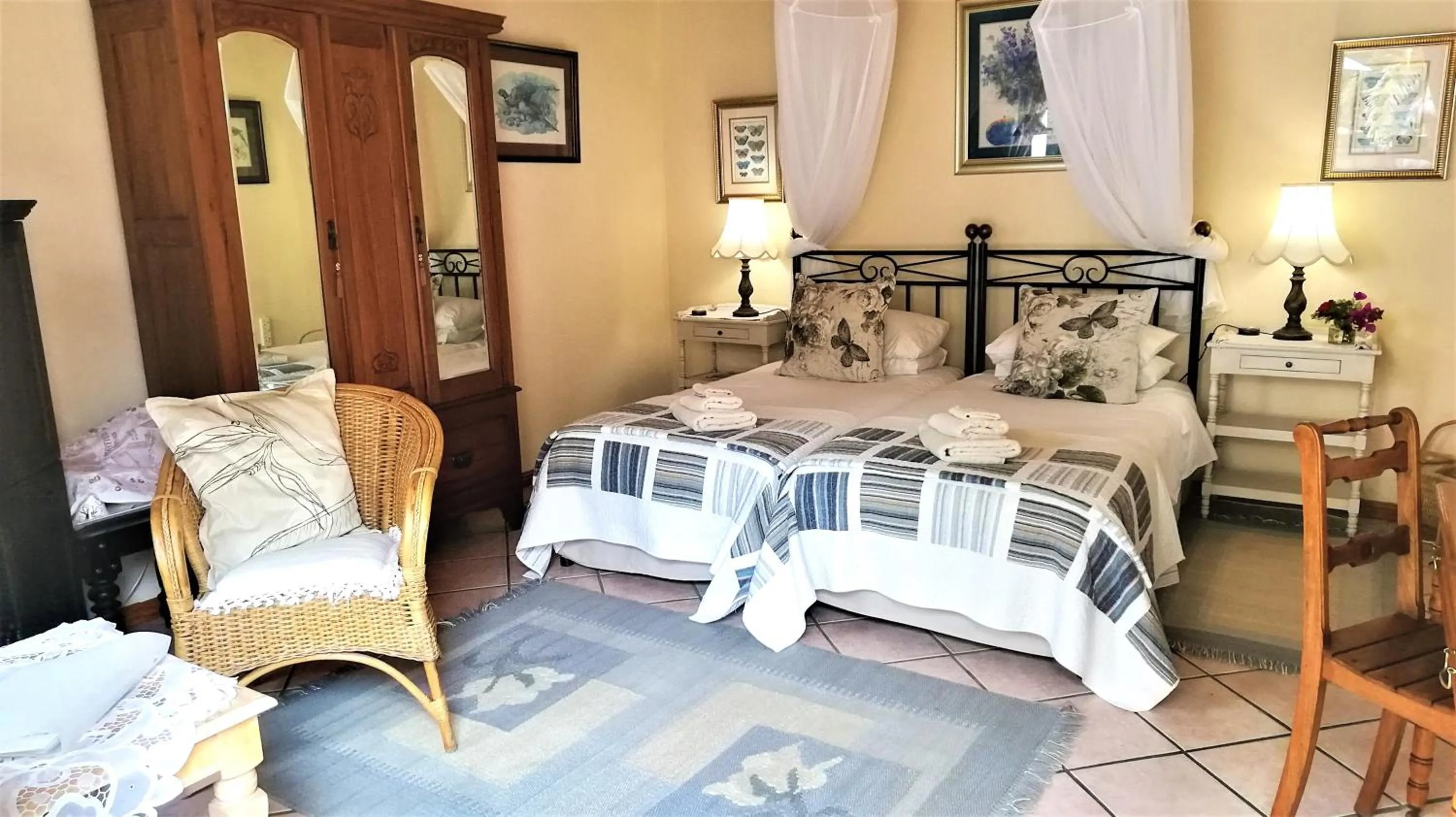 Seating area, Bed in Saxe-Coburg Lodge