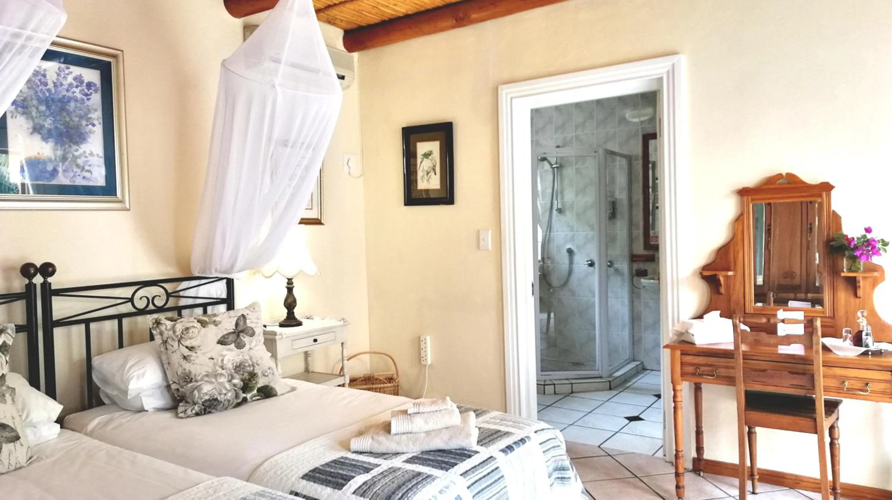 Shower, Bed in Saxe-Coburg Lodge