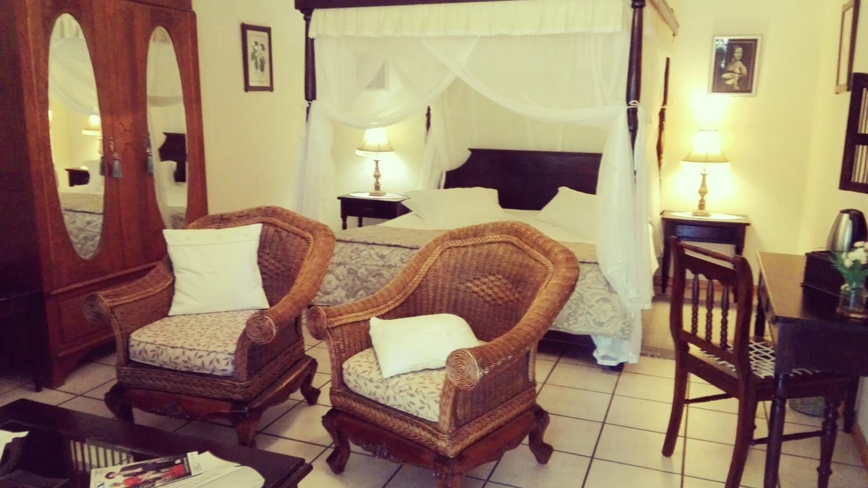 Photo of the whole room, Bed in Saxe-Coburg Lodge