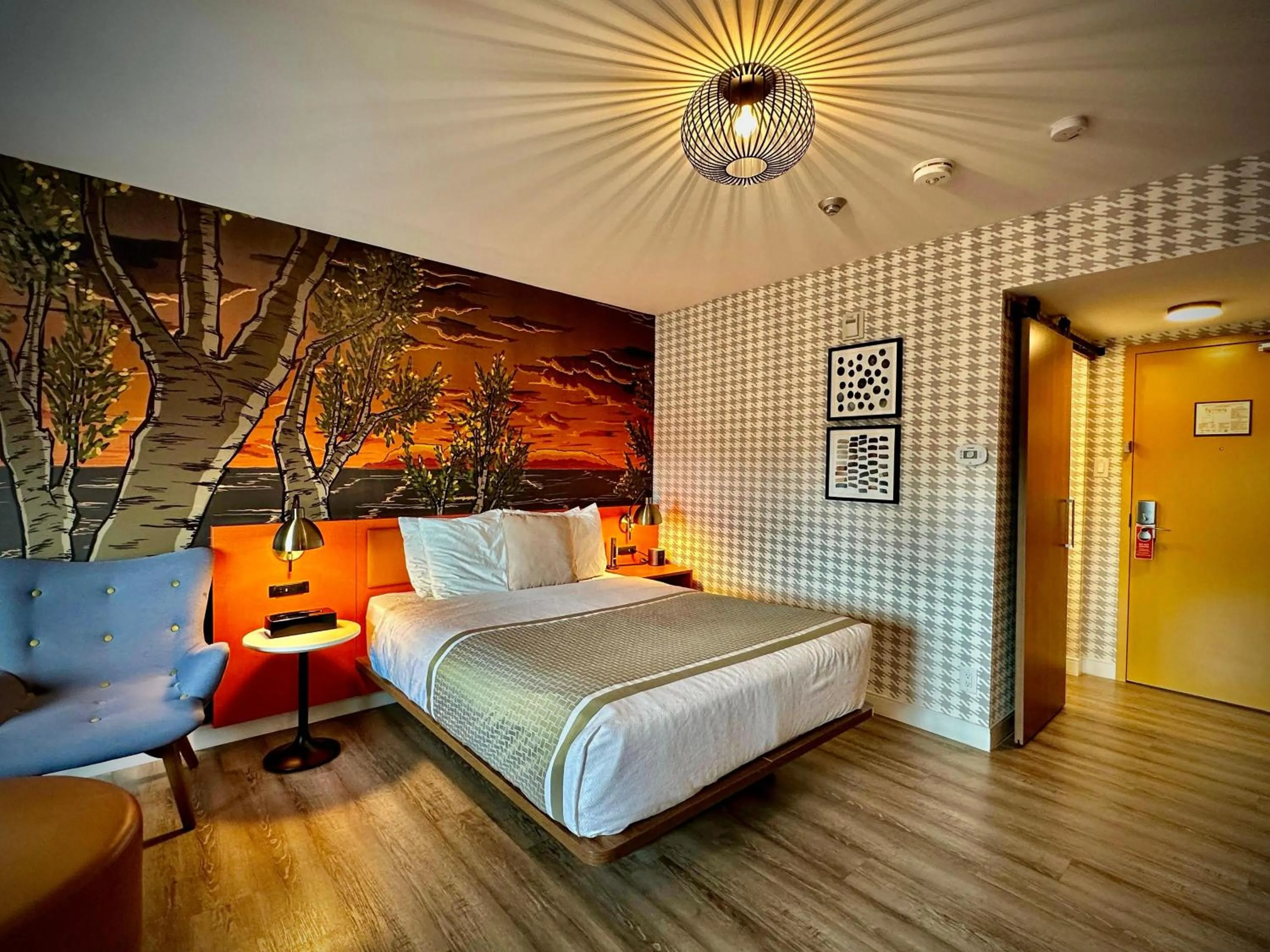 Quiet street view, Bed in Superior Shores Hotel, BW Signature Collection by Best Western