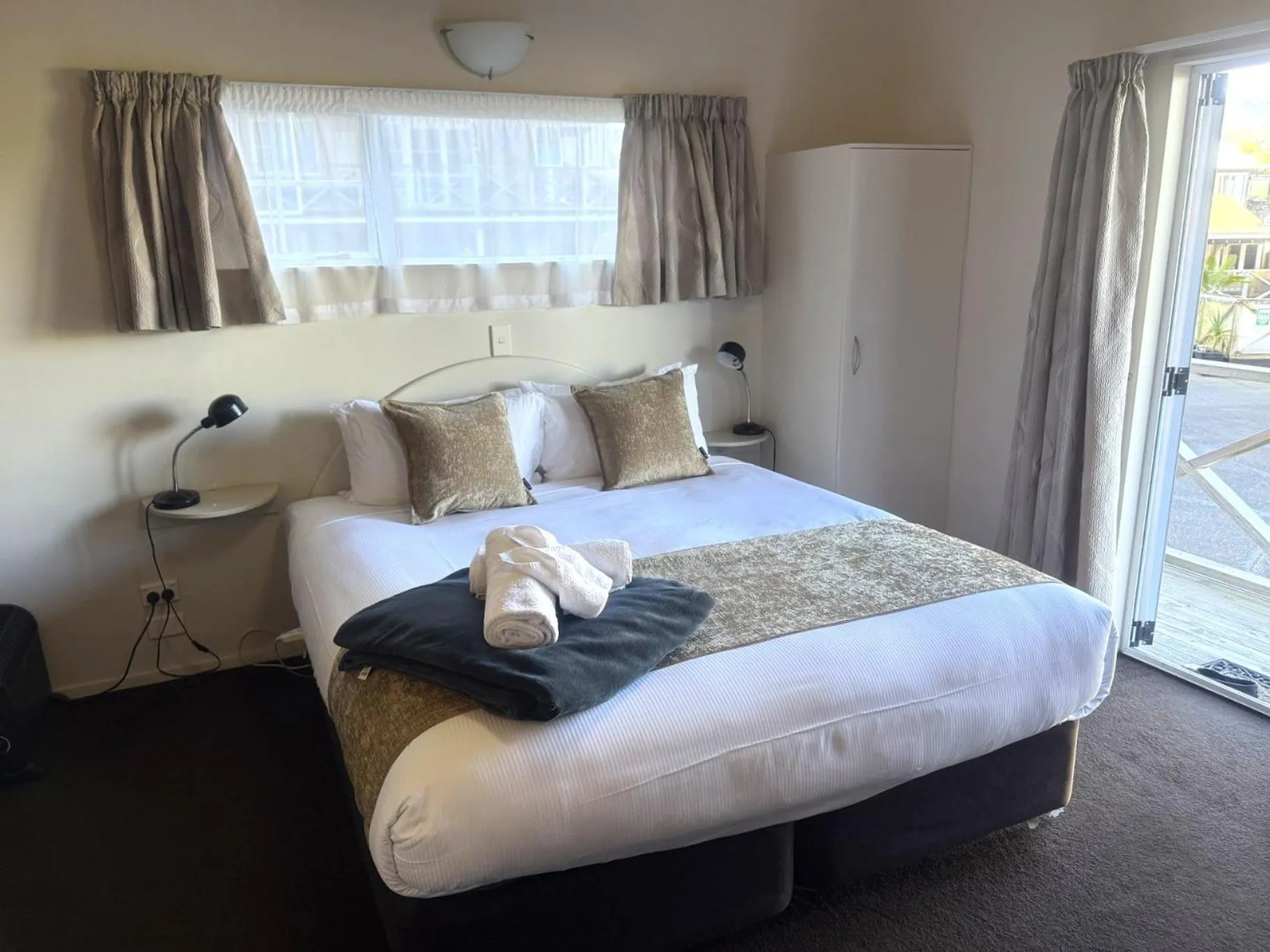 Bed in Anchor Lodge Motel