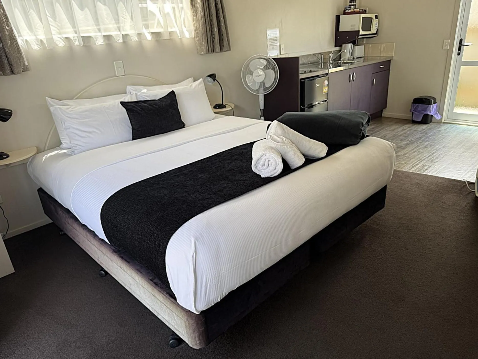 Bed in Anchor Lodge Motel