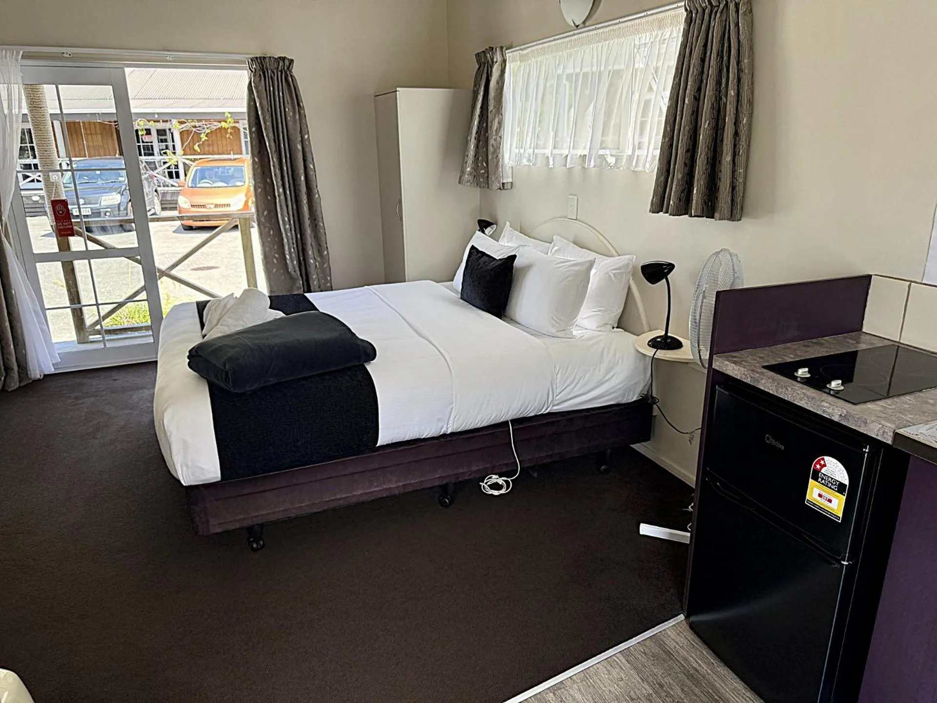 Bed in Anchor Lodge Motel