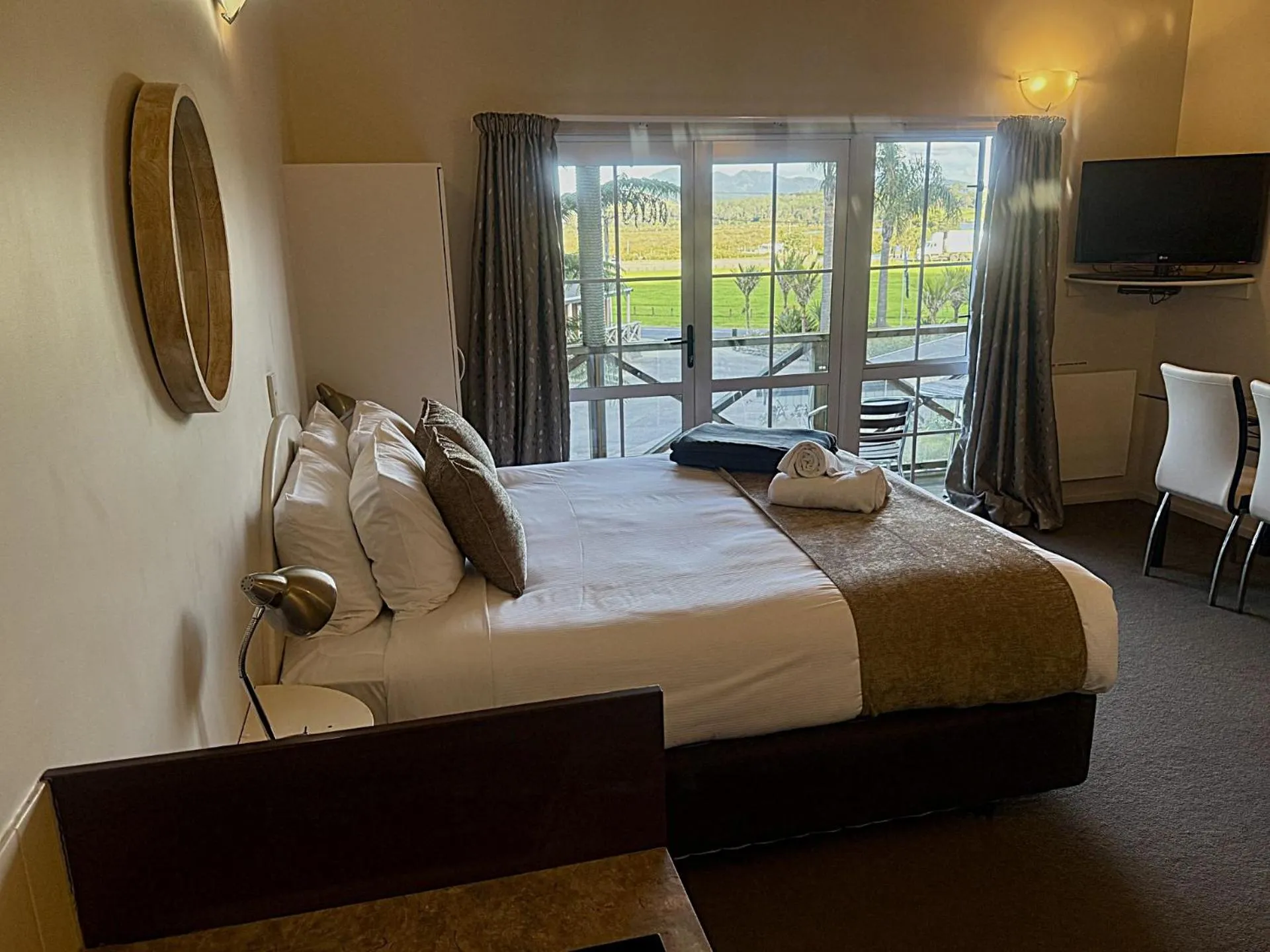 Bed in Anchor Lodge Motel