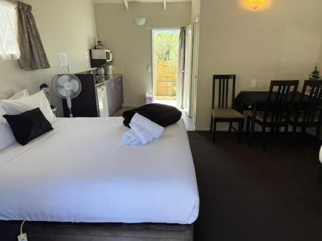 Bed in Anchor Lodge Motel