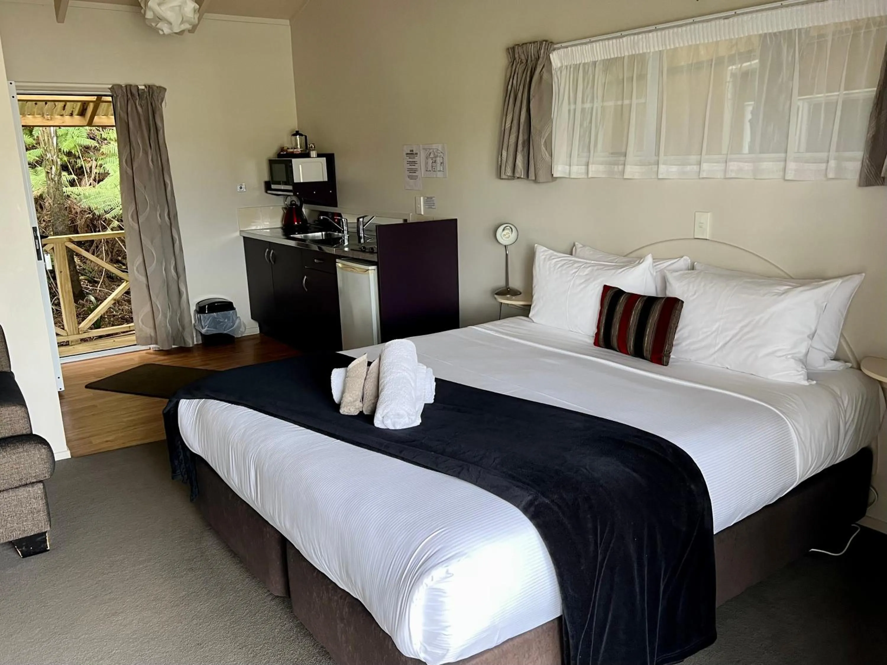 Bed in Anchor Lodge Motel