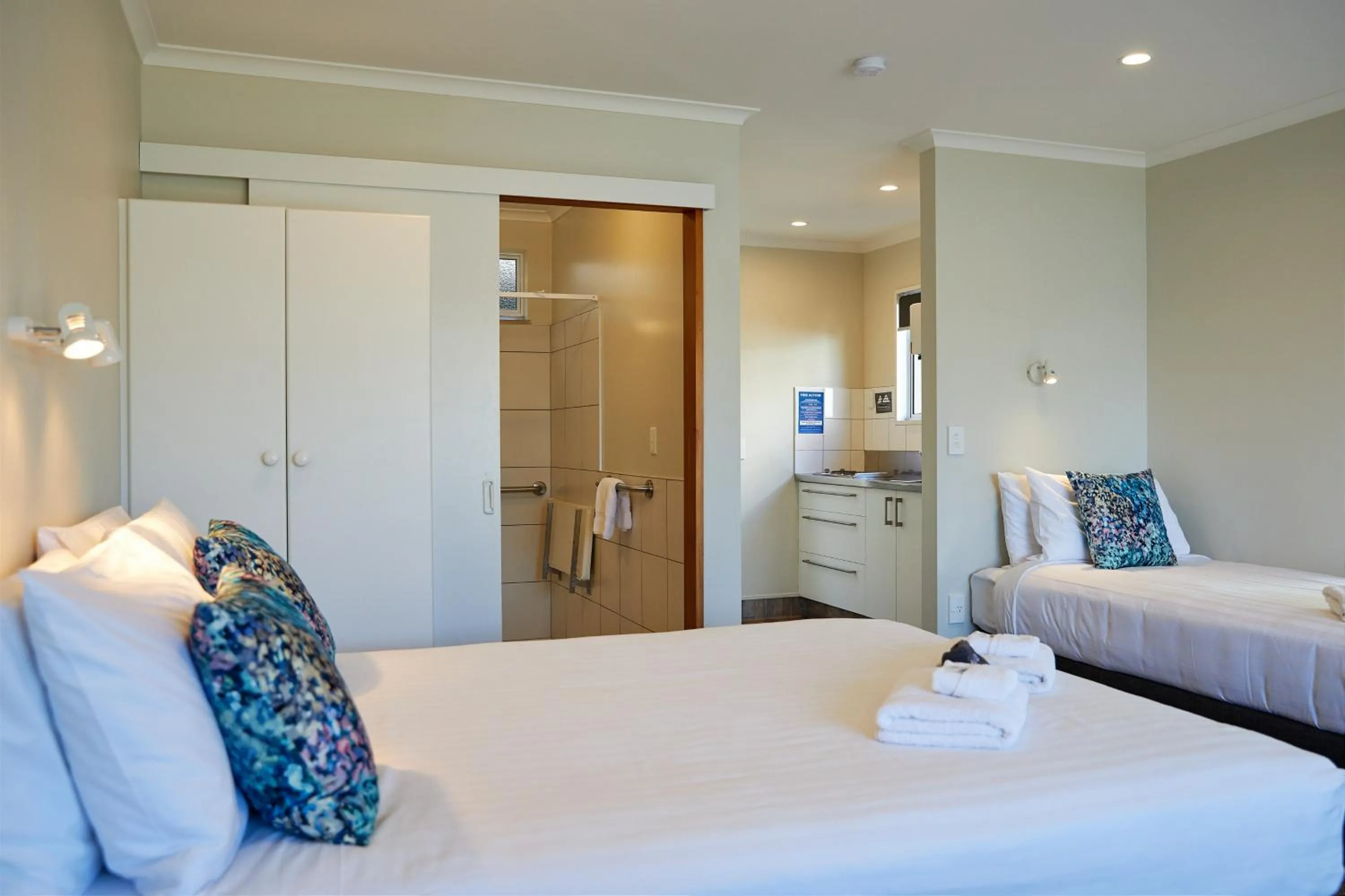 Bedroom, Bed in Panorama Motel