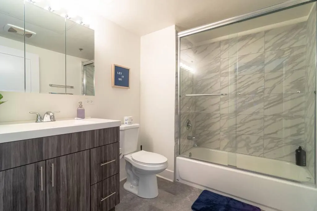 McCormick Place Luxurious and Spacious 3BR in Downtown Chicago with Optional Parking Sleeps 10 guests