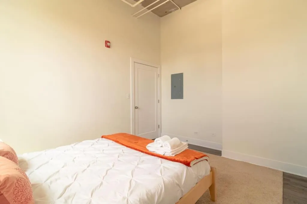 Bed in McCormick Place Luxurious and Spacious 3BR in Downtown Chicago with Optional Parking Sleeps 10 guests