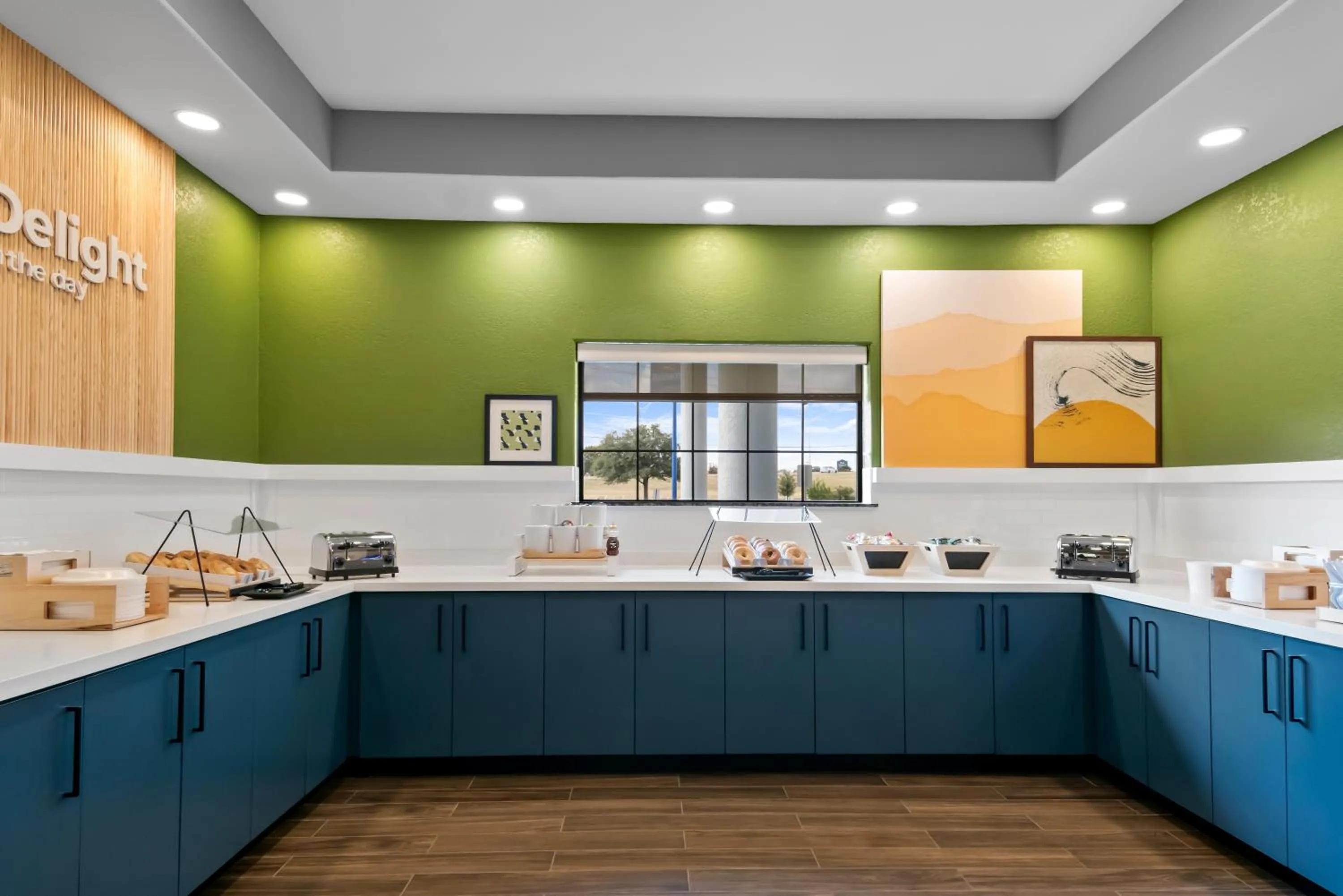 Food in Nature Inn & Suites