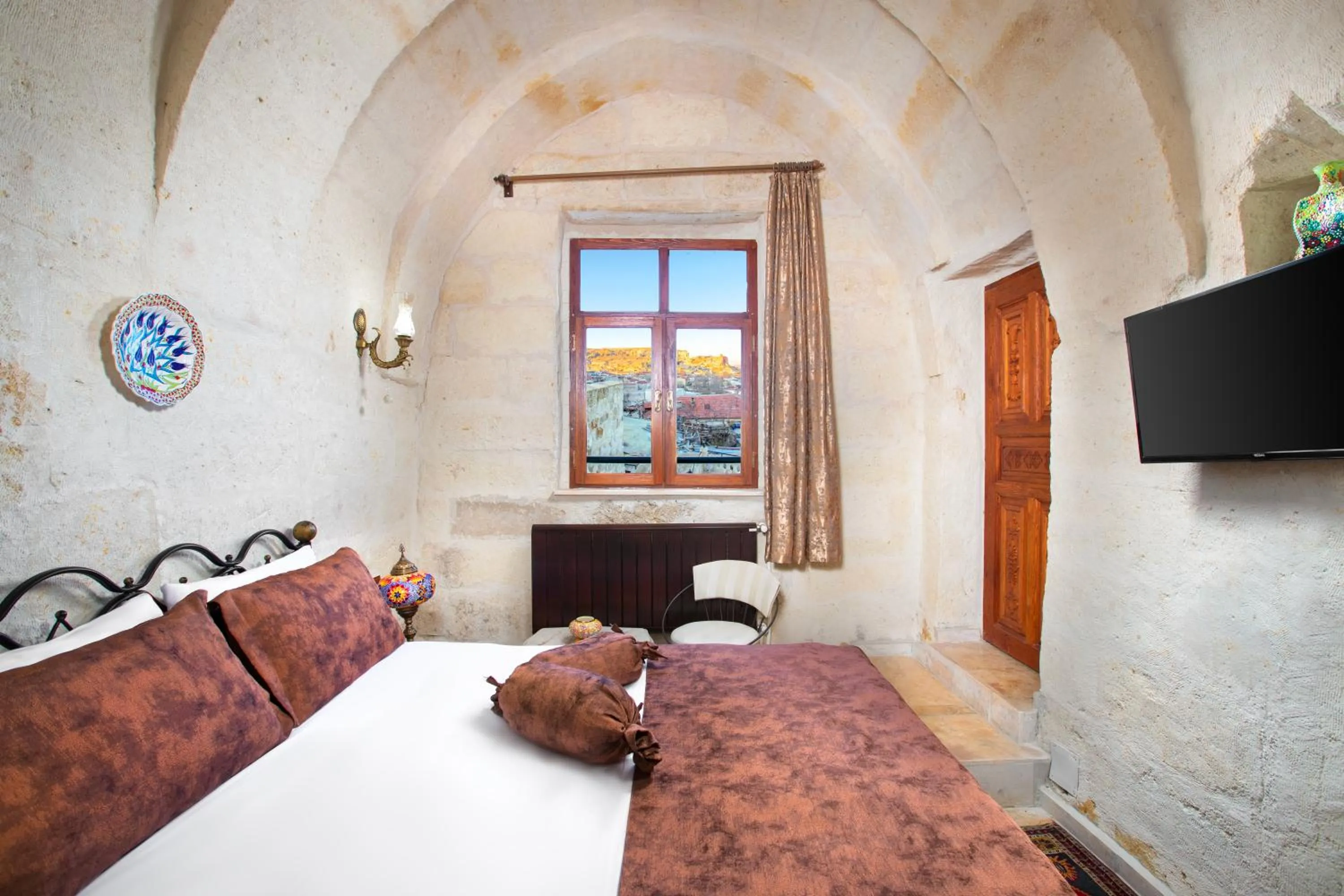 TV and multimedia, Bed in Romantic Cave Hotel