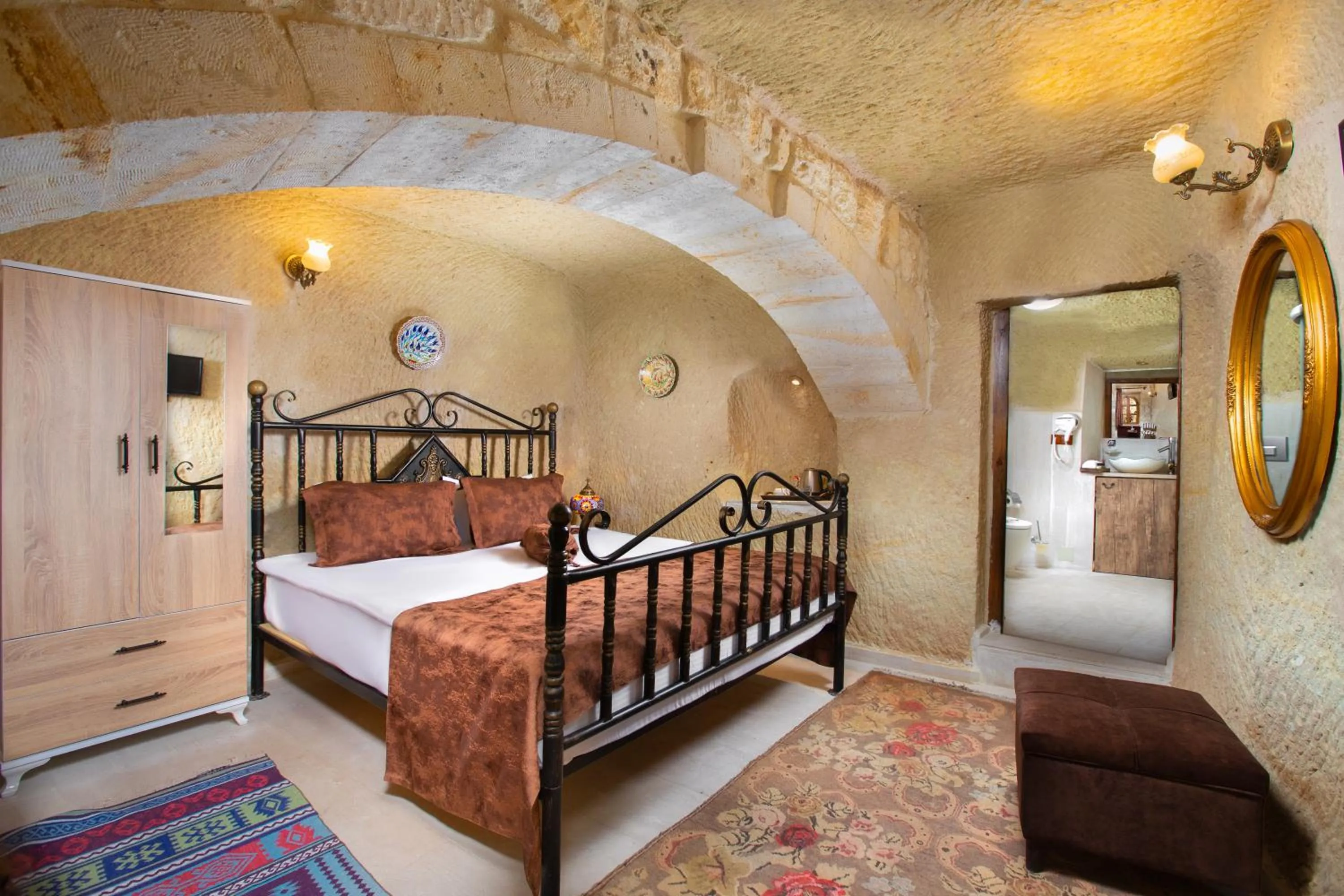 Photo of the whole room, Bed in Romantic Cave Hotel