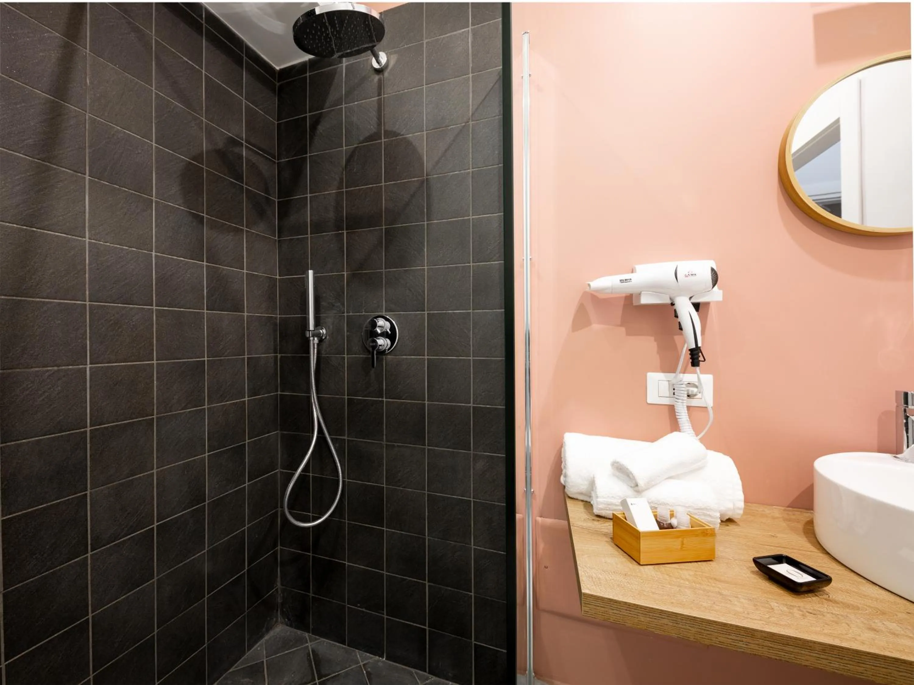 Shower in Nartè Rooms